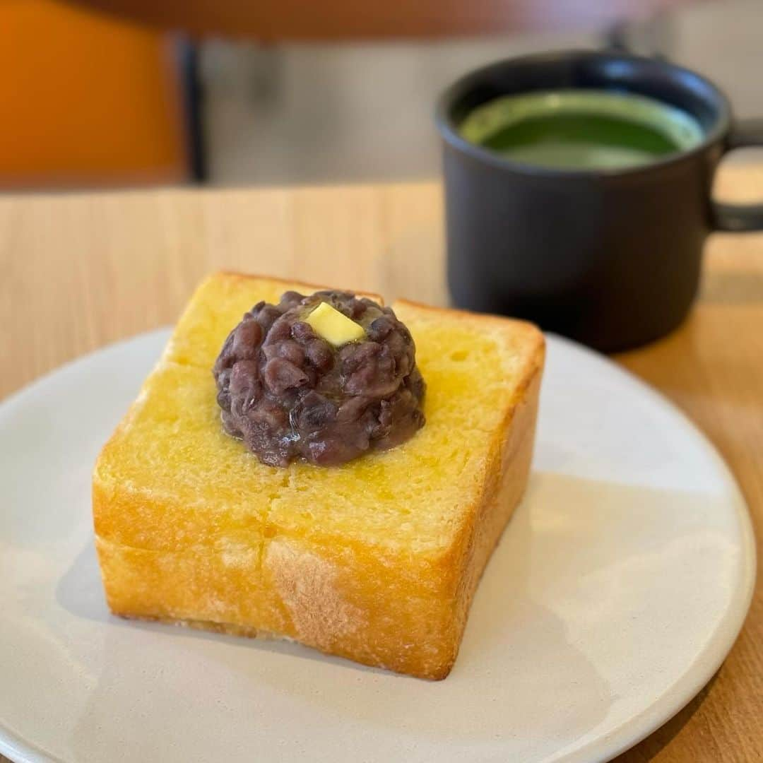 うさもぐさんのインスタグラム写真 - (うさもぐInstagram)「▷ #代々木上原 あんバター記録 ◁ ⁡ ⁡ IPPUKU&MATCHA @ 代々木上原 ⁡ ⁡ 抹茶専門店のバターたっぷりあんバタートースト！ ⁡ ⁡ ■ 自家製あんバタートースト 1,200円 ・抹茶バタークリーム 100円 ⁡ ⁡ なんですかこの凄まじいオーラは。 ⁡ 運ばれてきた時あまりの眩しさに ムスカになるとこだった(目がぁ) ⁡ 元々こういう色のパンなのかなと錯覚しそうなほど 綺麗な金色に輝いてるこのトーストは たーっぷりのバターが染みていて 触った瞬間手が終わります(ある意味バルス) ⁡ ふんわりしっとり(もち)としていて 噛むと一気に広がるバターのこってりとしたコク。 おおおこれはジャンキー！ ちょっと癖のある風味だけど この背徳的な味わい、私嫌いじゃないです(何様だよ) パンは噛んでくと少し口の中でまとまる感じがあったかな？ ⁡ つぶあんは豆のほくっと感や皮の食感もあるけど 全体的にふわっとした口当たりで小豆の味が濃厚◎ ⁡ そして追加トッピングした抹茶バタークリーム。 こーれが美味しい！トッピングして大正解！ ⁡ 抹茶の風味とほろ苦さを残しつつ バターのクリーミーさもあってうんま！ 口溶けもなめらかで重たくない。 むしろあんことの相性抜群でトッピングして大正解◎ ⁡ 元々トーストにバターしみっしみだから 抹茶ホイップとかアイストッピングの方が まろやかになって食べやすいかも？ でも抹茶バタークリームもめっちゃ美味しかった！ ⁡ 個人的には何かトッピングした方がおすすめ〜！ (抹茶バタークリームは別添えで持ってきてくれたよん) ⁡ あとコースター嬉しすぎたぁぁぁありがとう！泣 ⁡ ⁡ #IPPUKUandMATCHA #あんバター#あんバタートースト#抹茶#抹茶スイーツ#東京スイーツ#東京カフェ#代々木上原カフェ#代々木上原グルメ#渋谷グルメ#渋谷カフェ#IPPUKUMATCHA#厚切りトースト#MATCHA」11月26日 19時20分 - mgmgbutter3