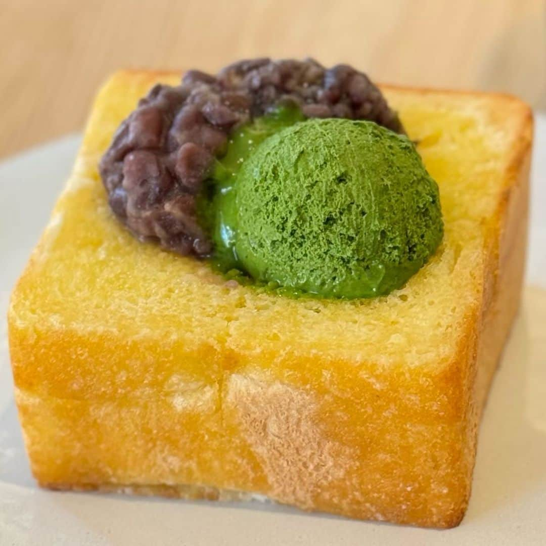 うさもぐのインスタグラム：「▷ #代々木上原 あんバター記録 ◁ ⁡ ⁡ IPPUKU&MATCHA @ 代々木上原 ⁡ ⁡ 抹茶専門店のバターたっぷりあんバタートースト！ ⁡ ⁡ ■ 自家製あんバタートースト 1,200円 ・抹茶バタークリーム 100円 ⁡ ⁡ なんですかこの凄まじいオーラは。 ⁡ 運ばれてきた時あまりの眩しさに ムスカになるとこだった(目がぁ) ⁡ 元々こういう色のパンなのかなと錯覚しそうなほど 綺麗な金色に輝いてるこのトーストは たーっぷりのバターが染みていて 触った瞬間手が終わります(ある意味バルス) ⁡ ふんわりしっとり(もち)としていて 噛むと一気に広がるバターのこってりとしたコク。 おおおこれはジャンキー！ ちょっと癖のある風味だけど この背徳的な味わい、私嫌いじゃないです(何様だよ) パンは噛んでくと少し口の中でまとまる感じがあったかな？ ⁡ つぶあんは豆のほくっと感や皮の食感もあるけど 全体的にふわっとした口当たりで小豆の味が濃厚◎ ⁡ そして追加トッピングした抹茶バタークリーム。 こーれが美味しい！トッピングして大正解！ ⁡ 抹茶の風味とほろ苦さを残しつつ バターのクリーミーさもあってうんま！ 口溶けもなめらかで重たくない。 むしろあんことの相性抜群でトッピングして大正解◎ ⁡ 元々トーストにバターしみっしみだから 抹茶ホイップとかアイストッピングの方が まろやかになって食べやすいかも？ でも抹茶バタークリームもめっちゃ美味しかった！ ⁡ 個人的には何かトッピングした方がおすすめ〜！ (抹茶バタークリームは別添えで持ってきてくれたよん) ⁡ あとコースター嬉しすぎたぁぁぁありがとう！泣 ⁡ ⁡ #IPPUKUandMATCHA #あんバター#あんバタートースト#抹茶#抹茶スイーツ#東京スイーツ#東京カフェ#代々木上原カフェ#代々木上原グルメ#渋谷グルメ#渋谷カフェ#IPPUKUMATCHA#厚切りトースト#MATCHA」