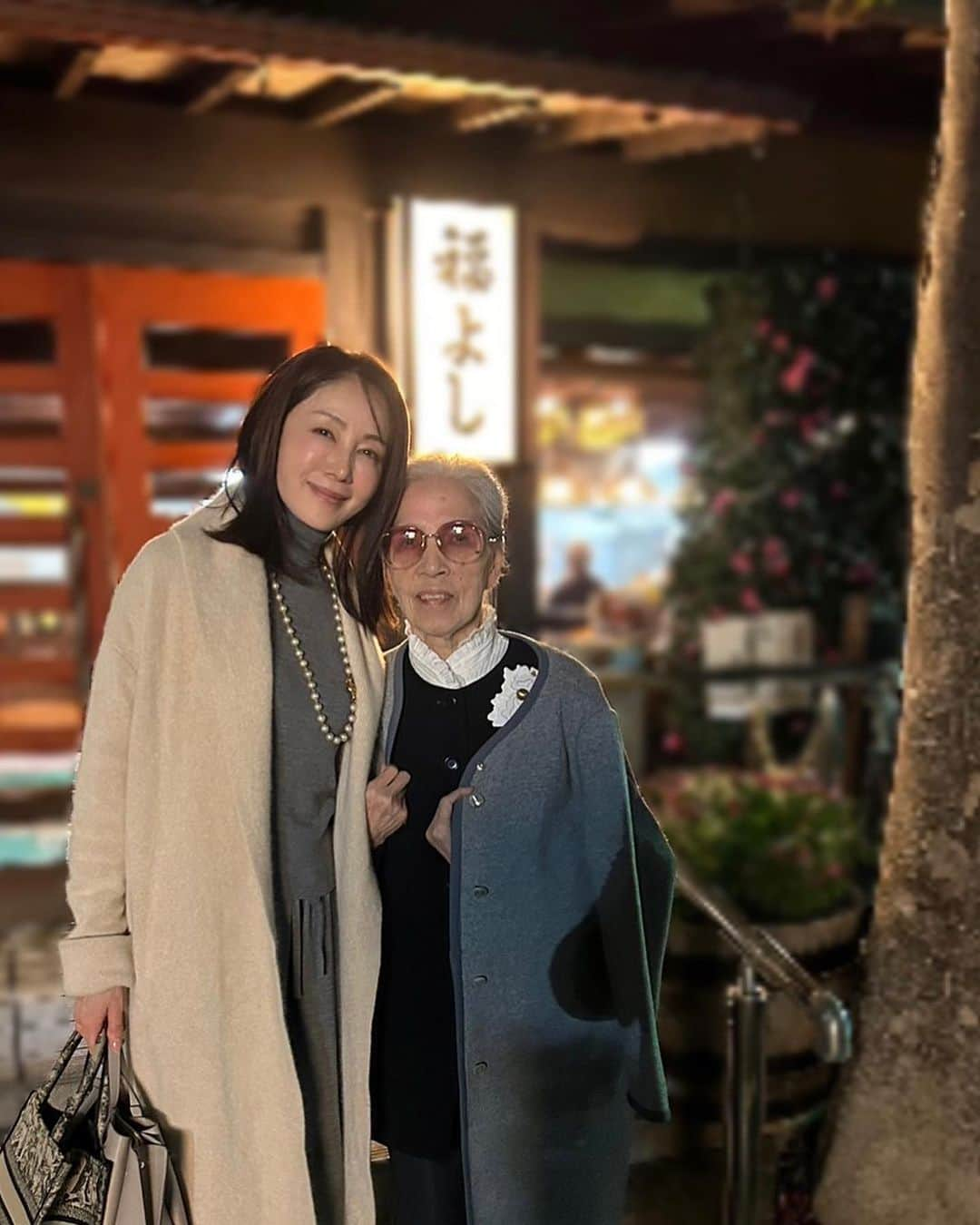 坂村かおるさんのインスタグラム写真 - (坂村かおるInstagram)「今夜は、館林市にある「福よし」さんでトンカツを食べに来ました。 ・ 母も美味しく頂ける、柔らかなお肉が大人気のトンカツ屋さんです🐷 ・ 「美味しいねぇ」と喜んでくれた母の笑顔を見ながら、少し私はほっこり癒されました😌 ・ ・ いつも暖かい母の手が、冬の訪れを感じさせるかの様に冷たかった‥ ・ どうか、急に寒くなりません様に‥ ・ 皆さんも、どうぞ暖かくしてお過ごしくださいね♨️ ・ ・」11月26日 19時14分 - kaoru.sakamura