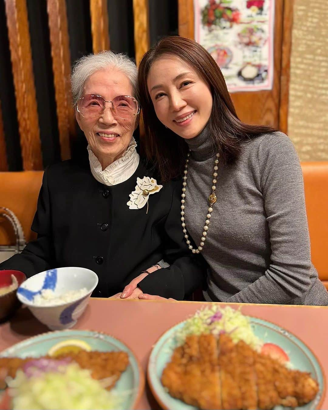 坂村かおるさんのインスタグラム写真 - (坂村かおるInstagram)「今夜は、館林市にある「福よし」さんでトンカツを食べに来ました。 ・ 母も美味しく頂ける、柔らかなお肉が大人気のトンカツ屋さんです🐷 ・ 「美味しいねぇ」と喜んでくれた母の笑顔を見ながら、少し私はほっこり癒されました😌 ・ ・ いつも暖かい母の手が、冬の訪れを感じさせるかの様に冷たかった‥ ・ どうか、急に寒くなりません様に‥ ・ 皆さんも、どうぞ暖かくしてお過ごしくださいね♨️ ・ ・」11月26日 19時14分 - kaoru.sakamura