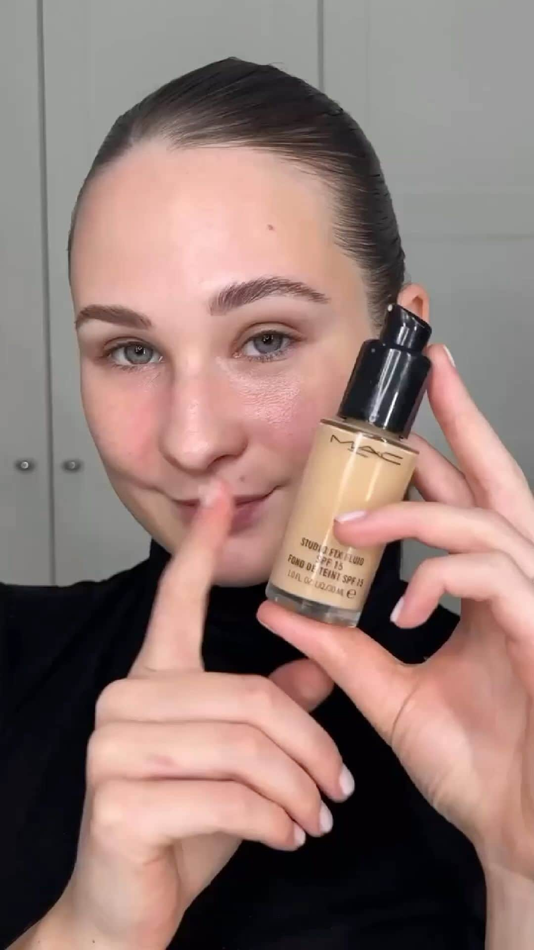 M·A·C Cosmetics Deutschlandのインスタグラム：「MORGEN ist CYBER MONDAY! 💙✨ Sichere Dir NUR MORGEN unser MAC Studio Fix Fluid für 19,90€*   *Angebot am 27.11.2023 gültig und solange der Vorrat reicht. Nicht mit anderen Rabattaktionen kombinierbar. @mua.sarahhffmnn」