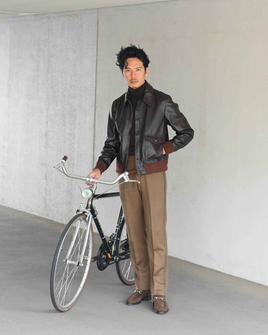 Shuhei Nishiguchiのインスタグラム：「"Autumn Pottering Sunday"⬅︎⬅︎⬅︎swipe left 自転車でぷらぷらと。 紅葉が美しい季節に、装いも秋色で。 ・ ・ ・ #Breitling #navitimer #squadonamission #pr #follow #bestoftheday #menwithclass #classicmenswear #vintagefashion #spezzatura #ootdmen」