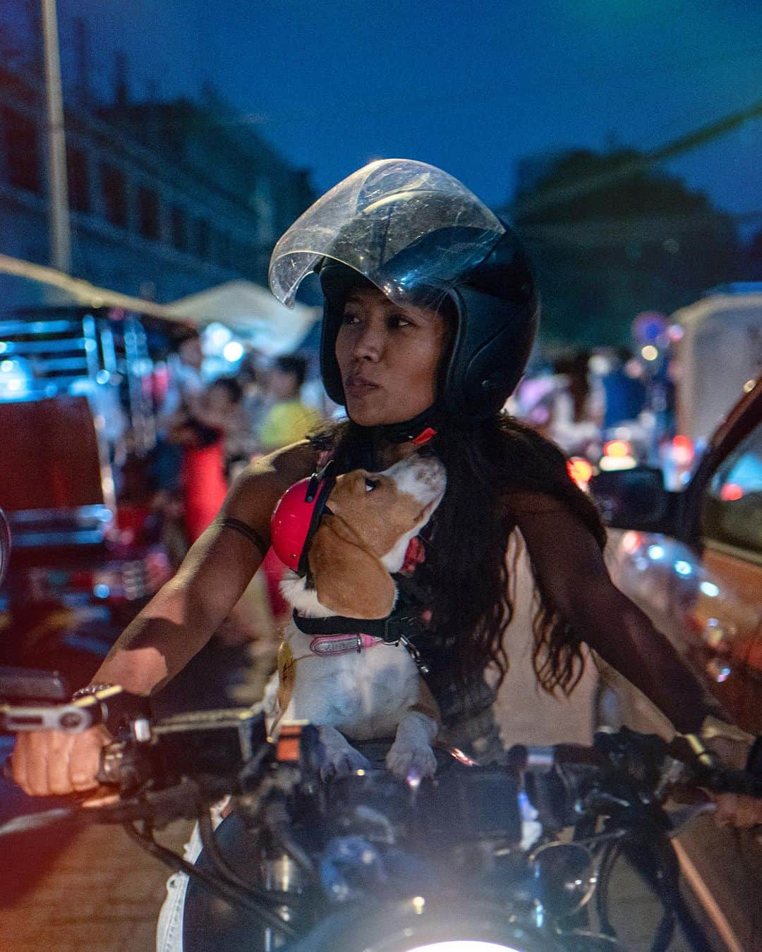 VuTheara Khamさんのインスタグラム写真 - (VuTheara KhamInstagram)「Cambodian Water Festival, Cambodia (2019) 🇰🇭🎇 Today is an important day in Cambodia, it's the Cambodian Water Festival, Bon ou Touk. This is a series of photos taken in 2019 that I had never published and that had remained in my archives. I'd like to take this opportunity to wish all the Cambodian people happy festivities, and also to thank everyone who came to see my exhibition on Cambodia at Galerie Lee, which is currently running at Saint-Germain-des-Près until December 2, 2023. Special opening this Sunday afternoon. . Aujourd'hui est une journée importante au Cambodge, Cambodian Water Festival, Bon oum Touk. Il s'agit d'une série de photos réalisée en 2019 dont je n'avais jamais publié et qui étaient restés dans mes archives. J'en profite pour souhaiter à tout le peuple cambodgien de bonnes festivités, et aussi remercier toutes les personnes qui sont venues voir mon exposition sur le Cambodge à la Galerie Lee, exposition qui se déroule actuellement à Saint-Germain-des-Prés jusqu'au 2 décembre 2023. Ouverture exceptionnelle ce dimanche après-midi. . #cambodia #cambodiawater #bonoumtouk #roots #festival」11月26日 19時19分 - vutheara