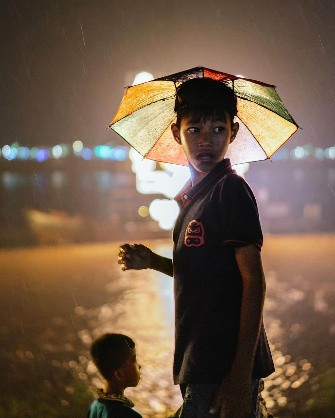 VuTheara Khamさんのインスタグラム写真 - (VuTheara KhamInstagram)「Cambodian Water Festival, Cambodia (2019) 🇰🇭🎇 Today is an important day in Cambodia, it's the Cambodian Water Festival, Bon ou Touk. This is a series of photos taken in 2019 that I had never published and that had remained in my archives. I'd like to take this opportunity to wish all the Cambodian people happy festivities, and also to thank everyone who came to see my exhibition on Cambodia at Galerie Lee, which is currently running at Saint-Germain-des-Près until December 2, 2023. Special opening this Sunday afternoon. . Aujourd'hui est une journée importante au Cambodge, Cambodian Water Festival, Bon oum Touk. Il s'agit d'une série de photos réalisée en 2019 dont je n'avais jamais publié et qui étaient restés dans mes archives. J'en profite pour souhaiter à tout le peuple cambodgien de bonnes festivités, et aussi remercier toutes les personnes qui sont venues voir mon exposition sur le Cambodge à la Galerie Lee, exposition qui se déroule actuellement à Saint-Germain-des-Prés jusqu'au 2 décembre 2023. Ouverture exceptionnelle ce dimanche après-midi. . #cambodia #cambodiawater #bonoumtouk #roots #festival」11月26日 19時19分 - vutheara