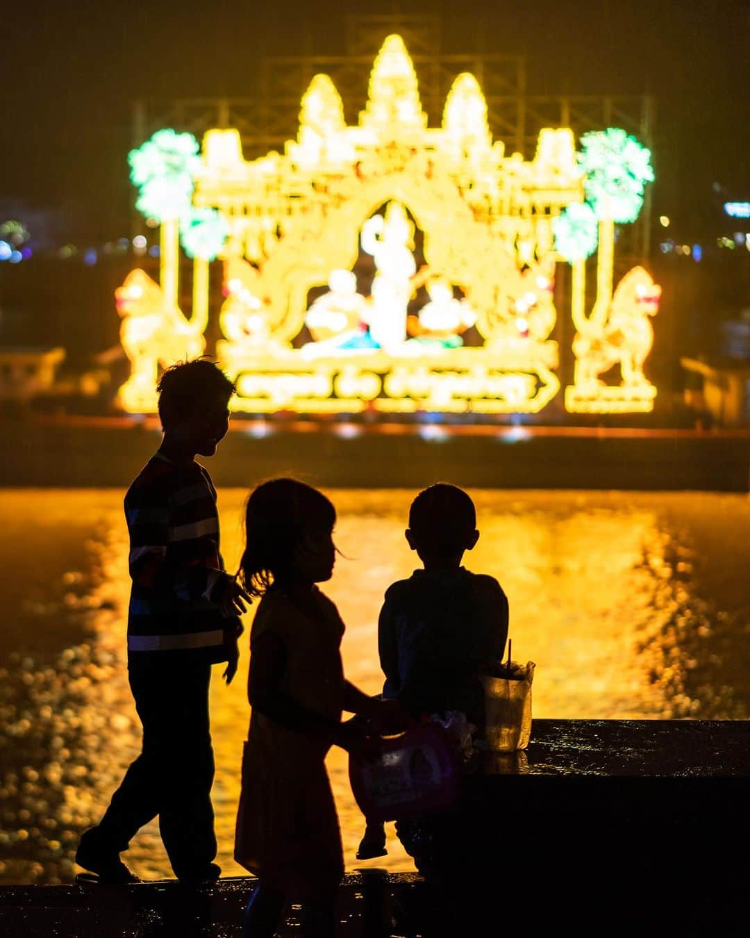 VuTheara Khamのインスタグラム：「Cambodian Water Festival, Cambodia (2019) 🇰🇭🎇 Today is an important day in Cambodia, it's the Cambodian Water Festival, Bon ou Touk. This is a series of photos taken in 2019 that I had never published and that had remained in my archives. I'd like to take this opportunity to wish all the Cambodian people happy festivities, and also to thank everyone who came to see my exhibition on Cambodia at Galerie Lee, which is currently running at Saint-Germain-des-Près until December 2, 2023. Special opening this Sunday afternoon. . Aujourd'hui est une journée importante au Cambodge, Cambodian Water Festival, Bon oum Touk. Il s'agit d'une série de photos réalisée en 2019 dont je n'avais jamais publié et qui étaient restés dans mes archives. J'en profite pour souhaiter à tout le peuple cambodgien de bonnes festivités, et aussi remercier toutes les personnes qui sont venues voir mon exposition sur le Cambodge à la Galerie Lee, exposition qui se déroule actuellement à Saint-Germain-des-Prés jusqu'au 2 décembre 2023. Ouverture exceptionnelle ce dimanche après-midi. . #cambodia #cambodiawater #bonoumtouk #roots #festival」