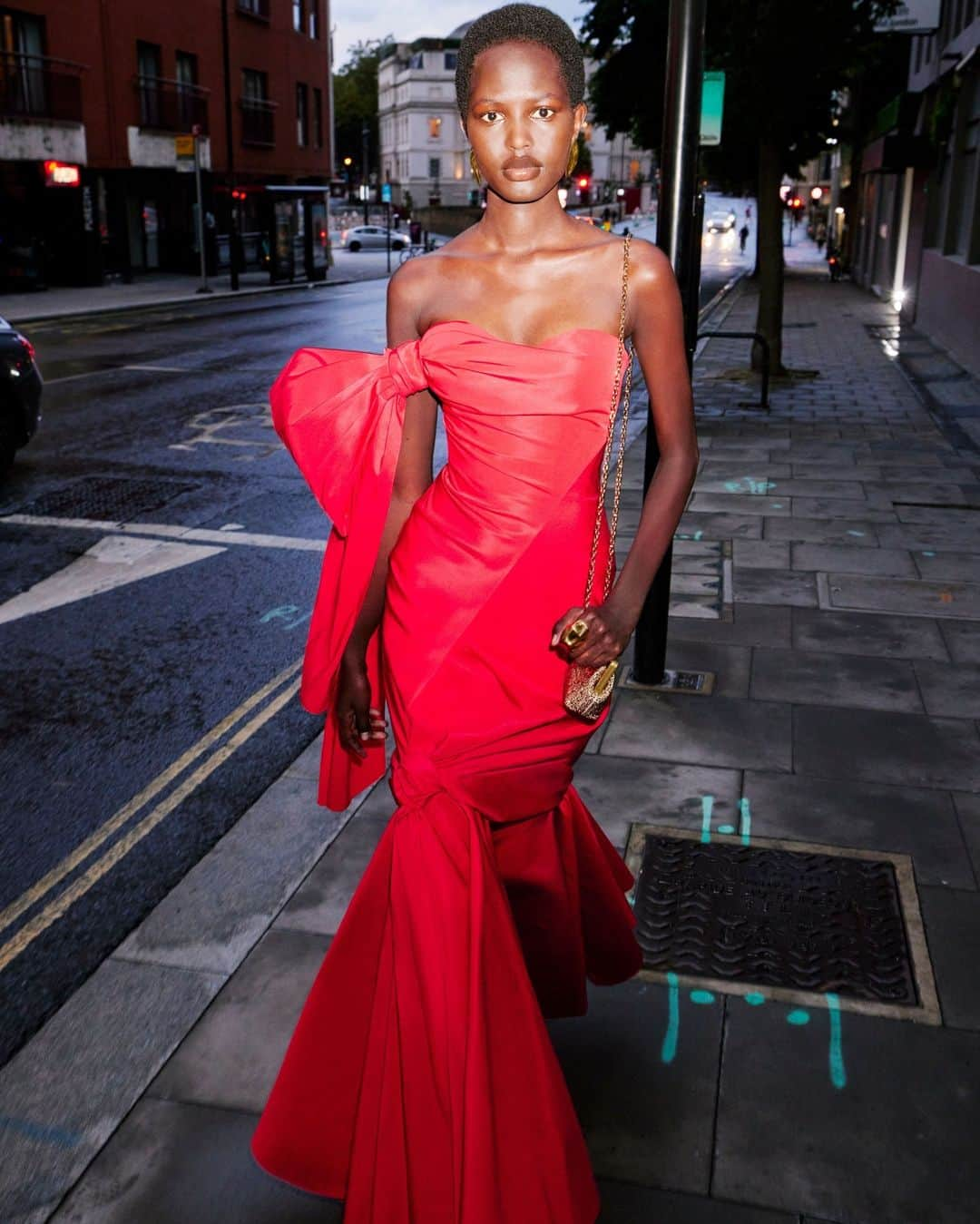 アレキサンダー・マックイーンさんのインスタグラム写真 - (アレキサンダー・マックイーンInstagram)「A red asymmetric knot drape dress with bow detailling and the Micro gold crystal embroidered #McQueenPeak bag.⁣ ⁣ Discover #McQueenPreSS24 collection via the link in bio.⁣ ⁣ Photographed by @anthonyseklaoui」11月26日 19時30分 - alexandermcqueen