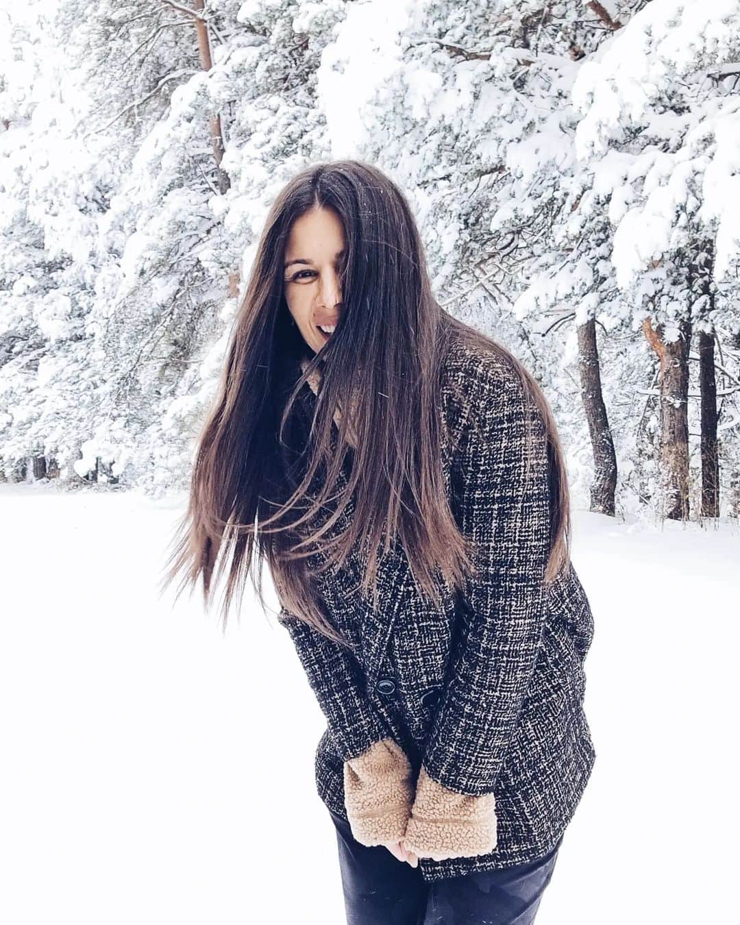ツベタナ・ピロンコバさんのインスタグラム写真 - (ツベタナ・ピロンコバInstagram)「Първият снежен ден тази зима! ❄️☃️❄️ #letitsnow」11月26日 19時30分 - tpironkova