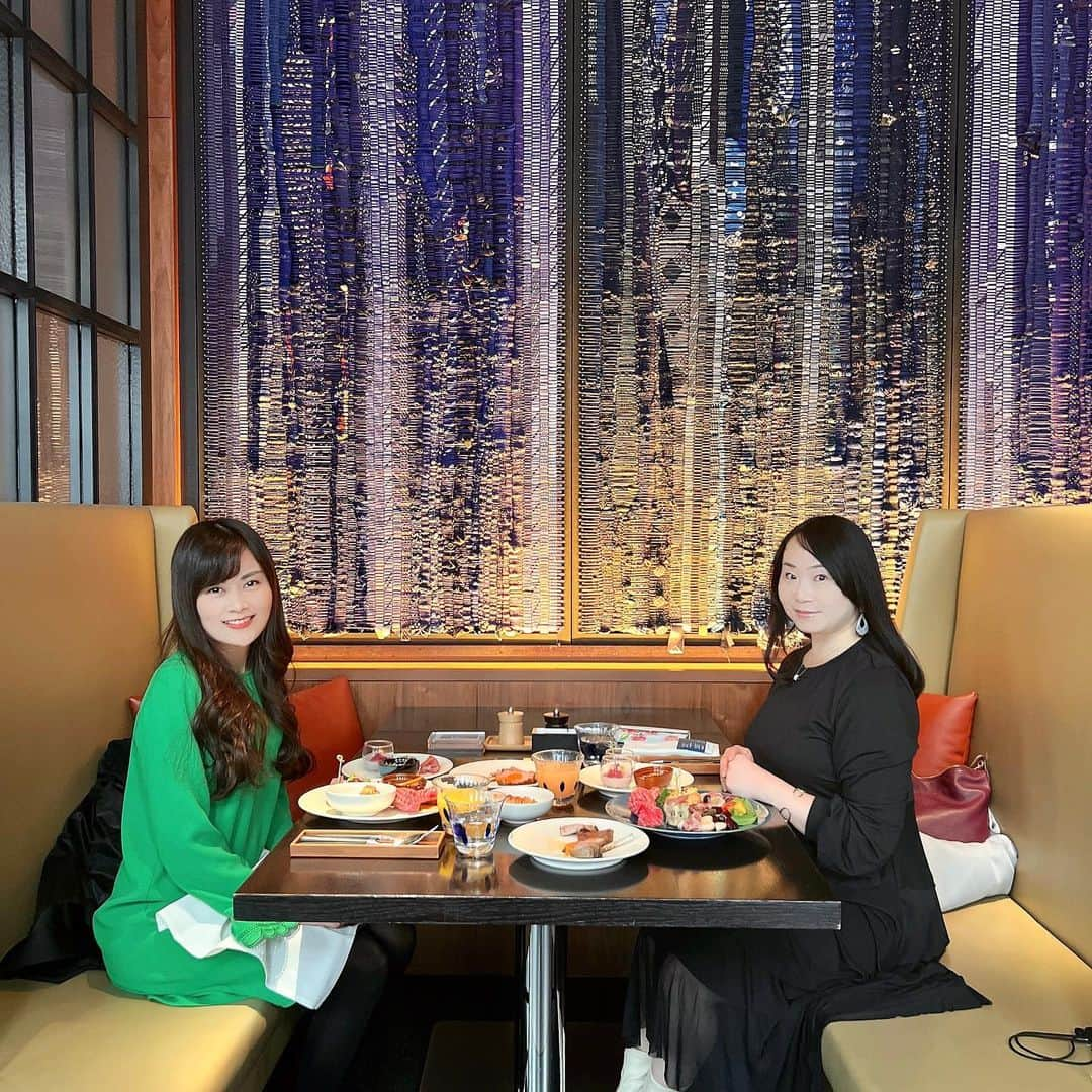 野本愛さんのインスタグラム写真 - (野本愛Instagram)「ハイアットセントリック銀座 @hyattcentricginza の 週末限定ビュッフェ（5,500円）に あゆみさん @himekagami と行ったよ😊✨  フードもスイーツも種類が豊富で しかもおしゃれなビュッフェ💕💕  10枚の写真では載せきれないほど❤️  焼きたてのピザや焼き肉もあったよー✨  ハンバーガーもその場で作ってくれたり 子供が好きそうなメニューも結構あった😃  1回では食べたいものが全て食べきれないので 何回も足を運びたくなる感じでした✨  女子会やデートにもおすすめ😘✌️ 席と席が離れていて ガヤガヤしてないところも ゆっくりできてよかったー✨✨  やっぱり素敵な空間と食事だったから 話が盛り上がってあっという間の 楽しい時間だった❣️😊  #ハイアットセントリック銀座 #週末限定 #ビュッフェ  #ビュッフェランチ  #ホテルビュッフェ #ホテルブッフェ  #銀座ランチ  #ホテルランチ #女子会ランチ #ランチデート #週末デート #週末ランチ #映えスポット #ホテルステイ #ginza」11月26日 19時21分 - himemode