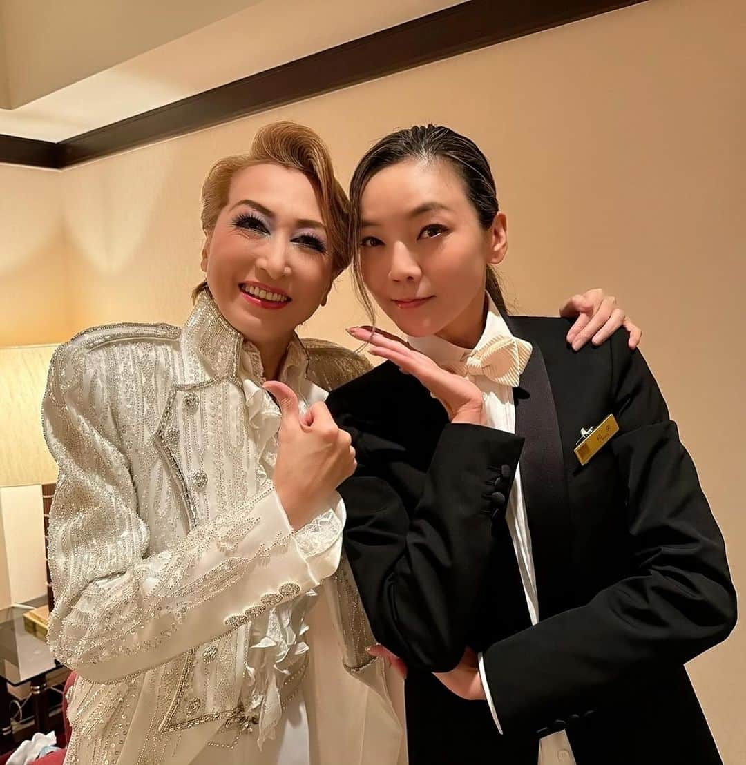 和央ようかさんのインスタグラム写真 - (和央ようかInstagram)「As a hotel staff 😊  ホテルマンになりすまして、11月18日に、紫苑ゆうサマの “再会パート22”にサプライズで行って参りました😛  私は…マイクスタンド🎤を運ぶ係😊😊 ネームタグも作って頂き、お役目果たして参りました😝  へへっ、超びっくりして頂けた👍🤗  皆様が、全てが… 熱く温かい場所でした❤️  ゲストの我が同期、アヤこと白城あやかちゃんとも📸 本当に素敵なデュエットでした❤️ お二人とも変わらなさ過ぎておかしい🤔美し過ぎる…✨⭐️  最後の一枚は雪組プレ100周年の公演中に、次回の12月のディナーショーの打ち合わせという名の…😂  12月21日のホテル阪急インターナショナルでのディナーショーが楽しみ過ぎます  シメさん、よろしくお願い致します🙏  皆様、楽しみにしていてくださいね😘  #takakoworldstylin🌎 #紫苑ゆう　さん#白城あやか　さん #マイクスタンド係🎤 #yokawao #和央ようか #ホテルマン」11月26日 19時22分 - yokawao0215