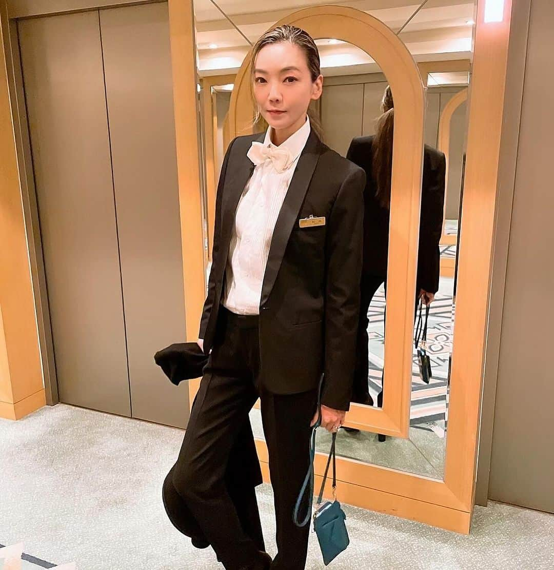 和央ようかさんのインスタグラム写真 - (和央ようかInstagram)「As a hotel staff 😊  ホテルマンになりすまして、11月18日に、紫苑ゆうサマの “再会パート22”にサプライズで行って参りました😛  私は…マイクスタンド🎤を運ぶ係😊😊 ネームタグも作って頂き、お役目果たして参りました😝  へへっ、超びっくりして頂けた👍🤗  皆様が、全てが… 熱く温かい場所でした❤️  ゲストの我が同期、アヤこと白城あやかちゃんとも📸 本当に素敵なデュエットでした❤️ お二人とも変わらなさ過ぎておかしい🤔美し過ぎる…✨⭐️  最後の一枚は雪組プレ100周年の公演中に、次回の12月のディナーショーの打ち合わせという名の…😂  12月21日のホテル阪急インターナショナルでのディナーショーが楽しみ過ぎます  シメさん、よろしくお願い致します🙏  皆様、楽しみにしていてくださいね😘  #takakoworldstylin🌎 #紫苑ゆう　さん#白城あやか　さん #マイクスタンド係🎤 #yokawao #和央ようか #ホテルマン」11月26日 19時22分 - yokawao0215