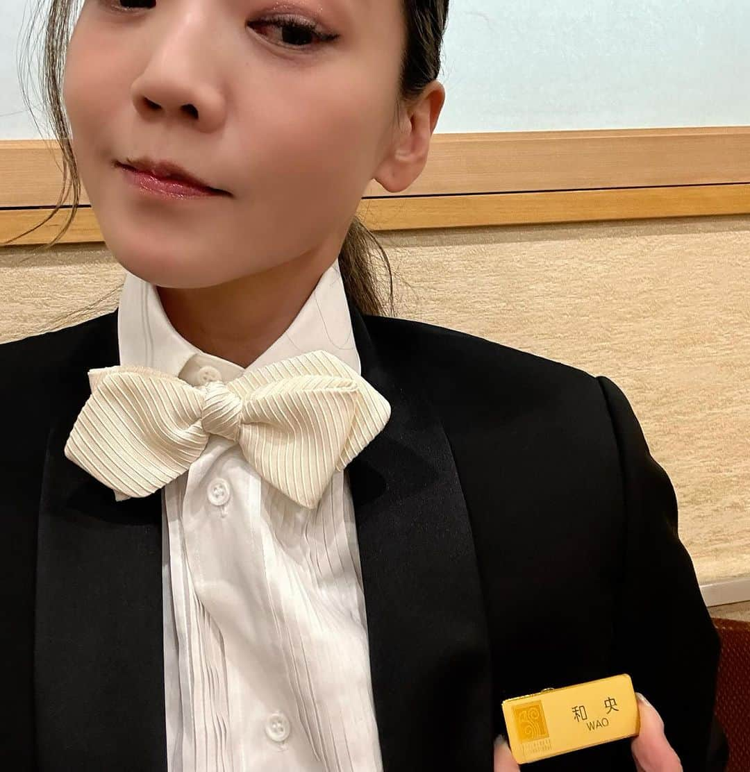 和央ようかさんのインスタグラム写真 - (和央ようかInstagram)「As a hotel staff 😊  ホテルマンになりすまして、11月18日に、紫苑ゆうサマの “再会パート22”にサプライズで行って参りました😛  私は…マイクスタンド🎤を運ぶ係😊😊 ネームタグも作って頂き、お役目果たして参りました😝  へへっ、超びっくりして頂けた👍🤗  皆様が、全てが… 熱く温かい場所でした❤️  ゲストの我が同期、アヤこと白城あやかちゃんとも📸 本当に素敵なデュエットでした❤️ お二人とも変わらなさ過ぎておかしい🤔美し過ぎる…✨⭐️  最後の一枚は雪組プレ100周年の公演中に、次回の12月のディナーショーの打ち合わせという名の…😂  12月21日のホテル阪急インターナショナルでのディナーショーが楽しみ過ぎます  シメさん、よろしくお願い致します🙏  皆様、楽しみにしていてくださいね😘  #takakoworldstylin🌎 #紫苑ゆう　さん#白城あやか　さん #マイクスタンド係🎤 #yokawao #和央ようか #ホテルマン」11月26日 19時22分 - yokawao0215