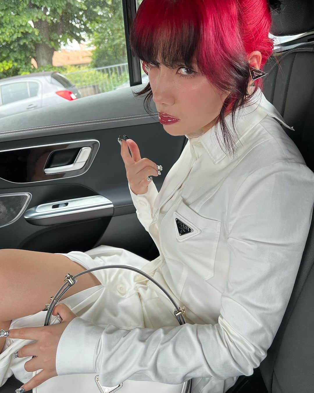 仲里依紗さんのインスタグラム写真 - (仲里依紗Instagram)「🤍👩‍⚕️🐇🫧🥼🪽  @prada   #milanfashionweek  #prada  hair&make up by @nasup 🎀」11月26日 19時23分 - riisa1018naka