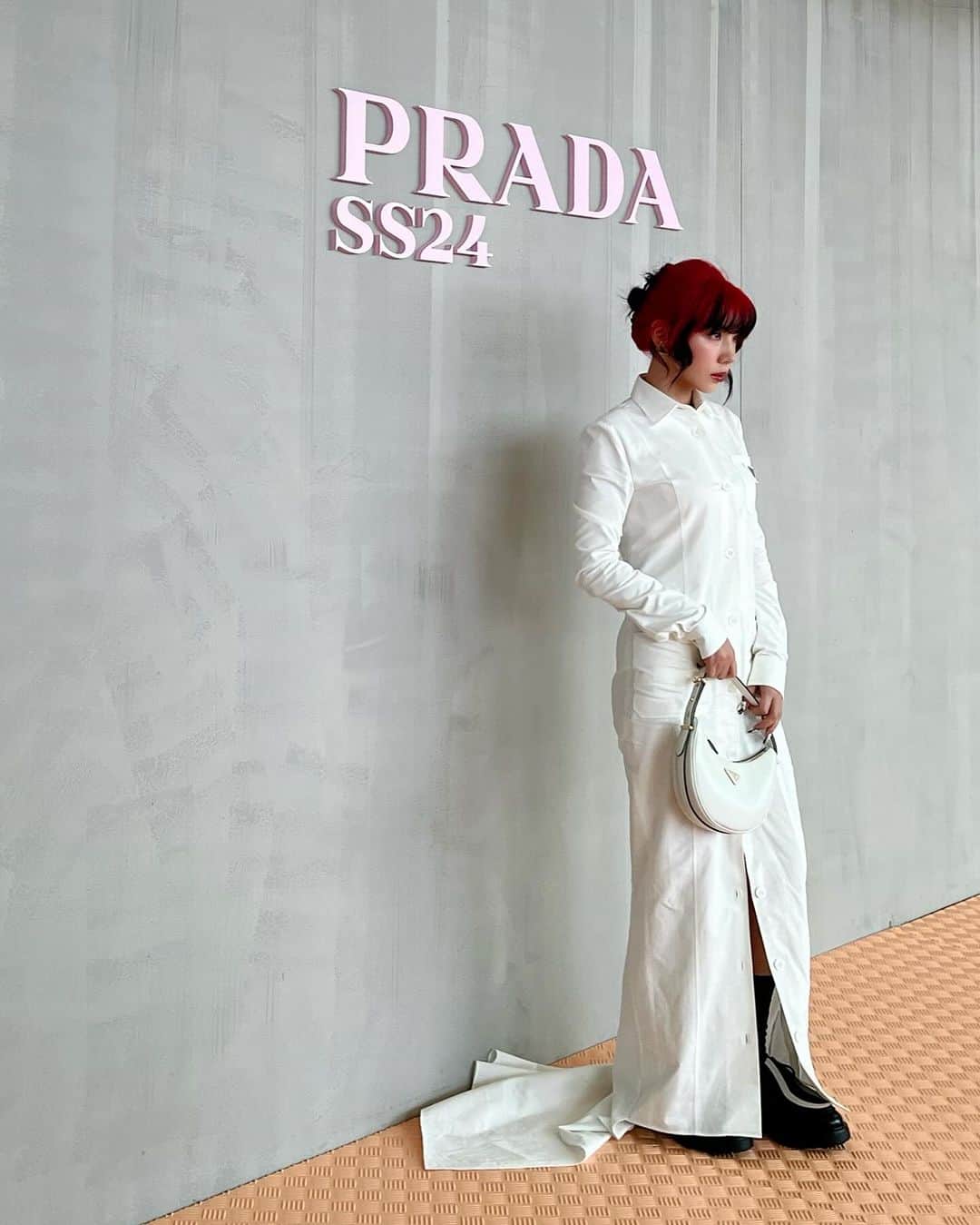 仲里依紗さんのインスタグラム写真 - (仲里依紗Instagram)「🤍👩‍⚕️🐇🫧🥼🪽  @prada   #milanfashionweek  #prada  hair&make up by @nasup 🎀」11月26日 19時23分 - riisa1018naka