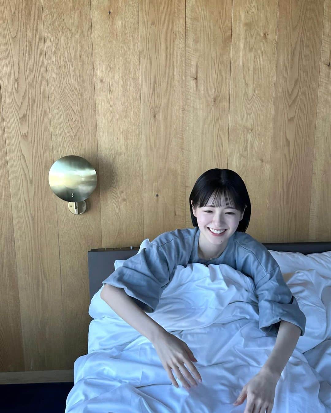 糸原美波のインスタグラム：「めちゃめちゃよく眠れた 🛏️💭♡  お母さんにズームで撮ったりしてほしい！っていったら すぐに習得してめっちゃいい写真だらけになった 🤣🤳🏻  たくさんありがとう♡  #ショートヘア #ショート #ボブ #ミニボブ #ホカンス #seaquencemiyashitapark」