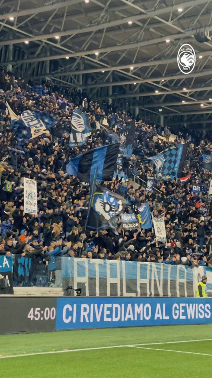 アタランタBCのインスタグラム：「Mai sola 🖤💙  #GoAtalantaGo」