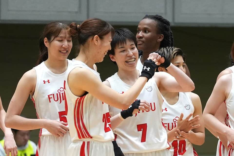 林咲希さんのインスタグラム写真 - (林咲希Instagram)「皇后杯2次ラウンド vs 拓殖大学 vs 秋田銀行  二日間たくさんのご声援ありがとうございました！！  皆さんの声すごく心強かったです！ ありがとうございました☺️✨ 来週はまたリーグ戦が再開します！  ルイさんの地元北海道⛄️❄️  #皇后杯 #Wリーグ #富士通レッドウェーブ  清美さんに会えて嬉しかったぁ☺️」11月26日 19時23分 - h_kiki__7