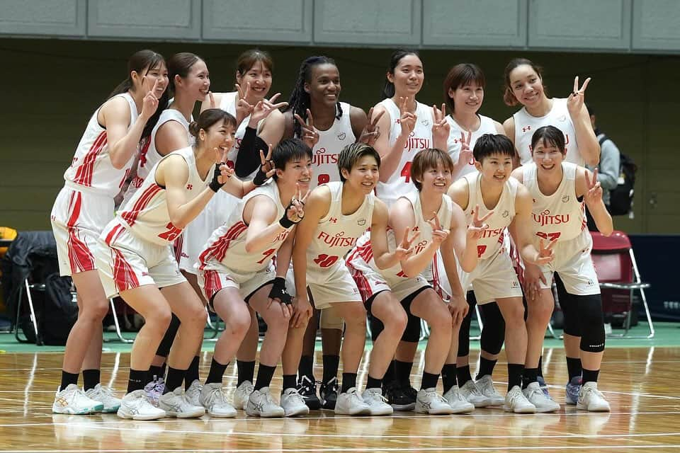 林咲希さんのインスタグラム写真 - (林咲希Instagram)「皇后杯2次ラウンド vs 拓殖大学 vs 秋田銀行  二日間たくさんのご声援ありがとうございました！！  皆さんの声すごく心強かったです！ ありがとうございました☺️✨ 来週はまたリーグ戦が再開します！  ルイさんの地元北海道⛄️❄️  #皇后杯 #Wリーグ #富士通レッドウェーブ  清美さんに会えて嬉しかったぁ☺️」11月26日 19時23分 - h_kiki__7