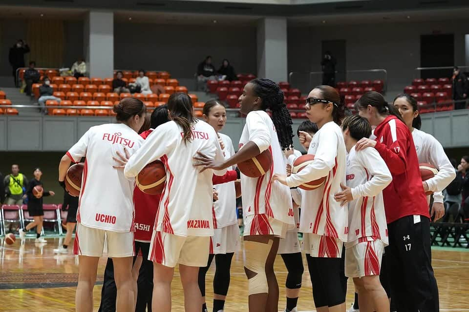 林咲希さんのインスタグラム写真 - (林咲希Instagram)「皇后杯2次ラウンド vs 拓殖大学 vs 秋田銀行  二日間たくさんのご声援ありがとうございました！！  皆さんの声すごく心強かったです！ ありがとうございました☺️✨ 来週はまたリーグ戦が再開します！  ルイさんの地元北海道⛄️❄️  #皇后杯 #Wリーグ #富士通レッドウェーブ  清美さんに会えて嬉しかったぁ☺️」11月26日 19時23分 - h_kiki__7