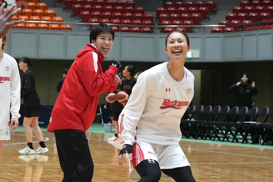 林咲希さんのインスタグラム写真 - (林咲希Instagram)「皇后杯2次ラウンド vs 拓殖大学 vs 秋田銀行  二日間たくさんのご声援ありがとうございました！！  皆さんの声すごく心強かったです！ ありがとうございました☺️✨ 来週はまたリーグ戦が再開します！  ルイさんの地元北海道⛄️❄️  #皇后杯 #Wリーグ #富士通レッドウェーブ  清美さんに会えて嬉しかったぁ☺️」11月26日 19時23分 - h_kiki__7