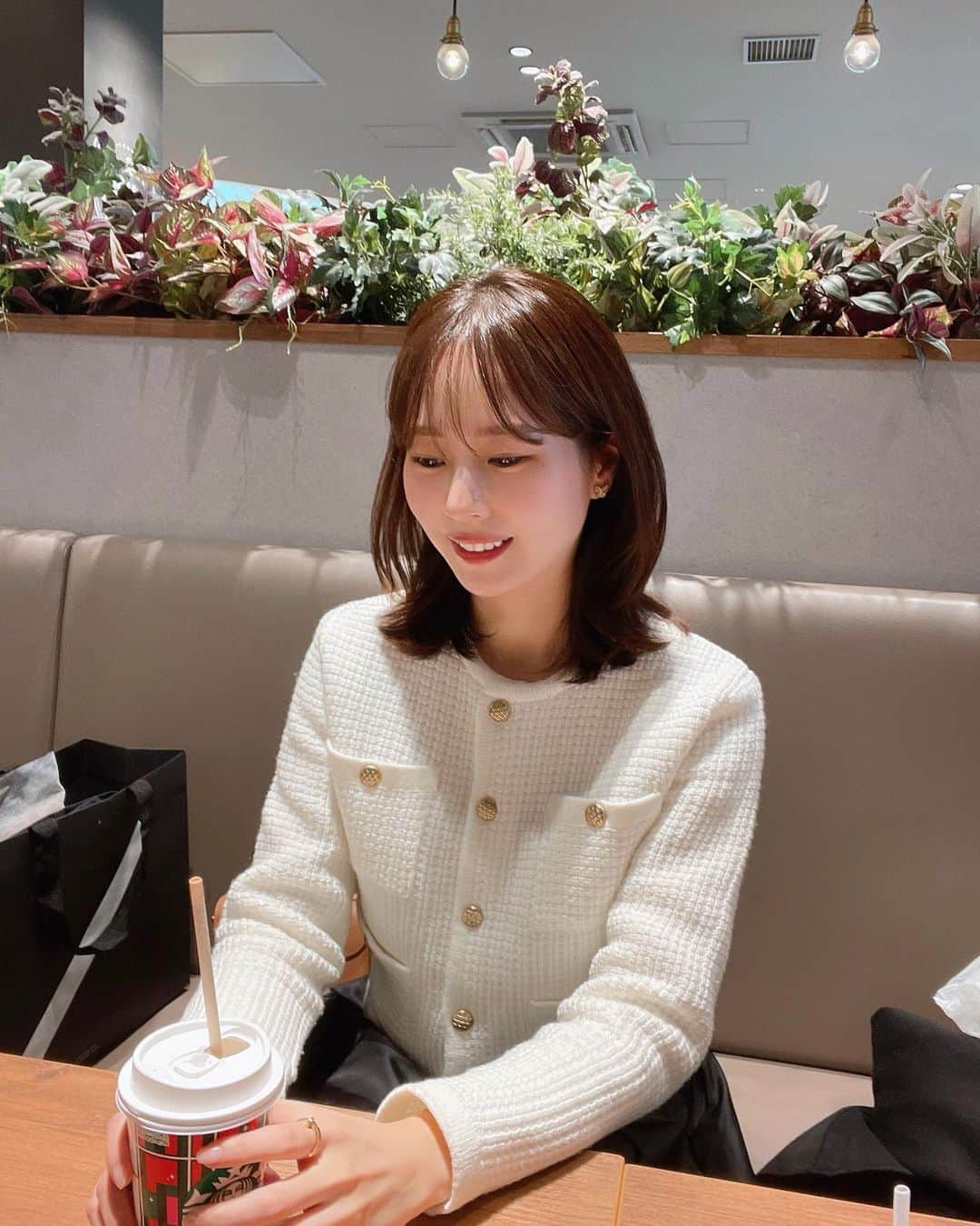 のインスタグラム：「長島アウトレット ☕️📷🤍  新作ボタンニットカーディガンは 来週末〜発売予定です ♩」