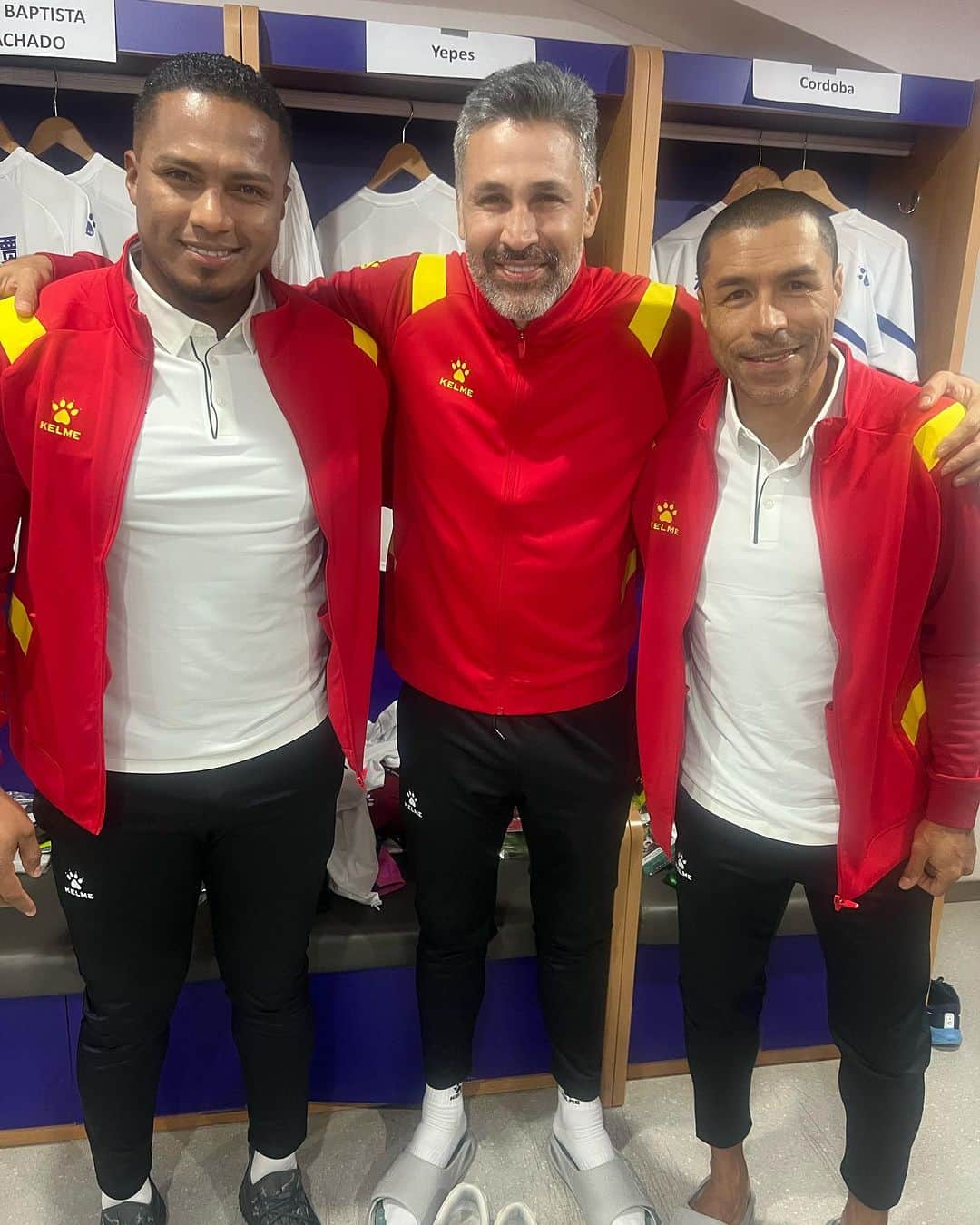 アントニオ・バレンシアのインスタグラム：「Con los parceros @marioayepes @ivanramiroc 🇪🇨 🇨🇴⚽️⚽️」