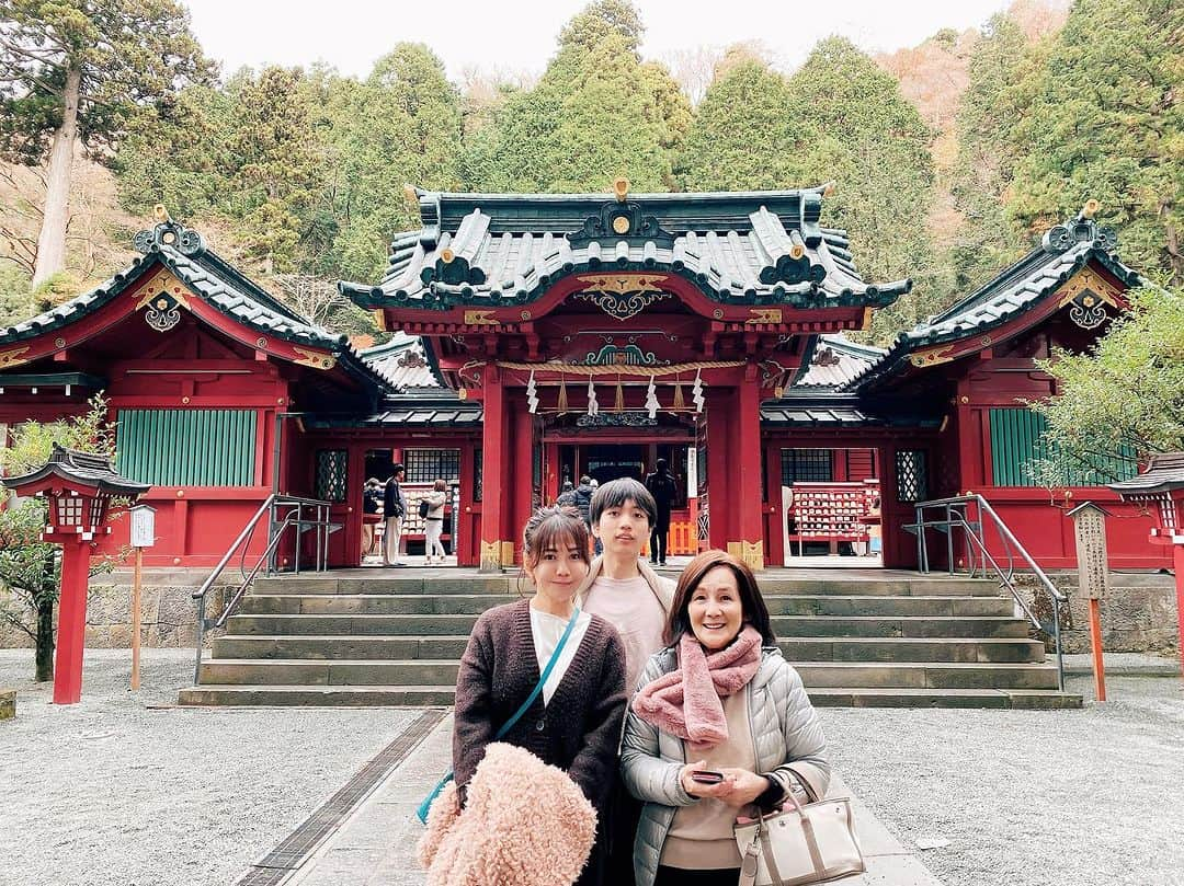 木原さとみのインスタグラム：「偶然5年前の今日も箱根神社行ってたみたいーー！ おばあちゃんも一緒に  #箱根 ここに来るといつもパワーをもらえる！ #箱根神社　#九頭竜神社 帰ってきたら 箱根より、東京の方が寒いーー！」