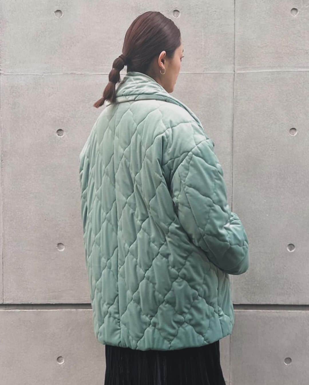 丸山敬太さんのインスタグラム写真 - (丸山敬太Instagram)「【 NEW ARRIVAL 】  ✔️ Quilting Velours Coat ブルー/マスタード  ¥165,000 (intax)  ー 📞 お問合せ先 🛒　ー  【丸山邸 MAISON de MARUYAMA 】 〒107-0062 東京都港区南⻘山4-25-10 TEL: 03- 3406-1935 MAIL: info-store@keitamaruyama.com  【 KEITAMARUYAMA 阪急うめだ本店 】 〒530-8350 大阪府大阪市北区角田町8番7号 TEL: 06-6313-0605 （直通）  【MAISON de MARUYAMA 神戸別邸 】 〒651-8511 神戸市中央区小野柄通8-1-8 🏬　　神戸阪急　新館3F （神戸国際会館側上りエスカレーターの目の前です） TEL：078-200-7317（直通）  #keitamaruyama #ケイタマルヤマ  #maisondemaruyama  #丸山邸 #神戸別邸 #阪急うめだ本店 #新作 #キルティングコート」11月26日 19時27分 - keitamaruyama_official
