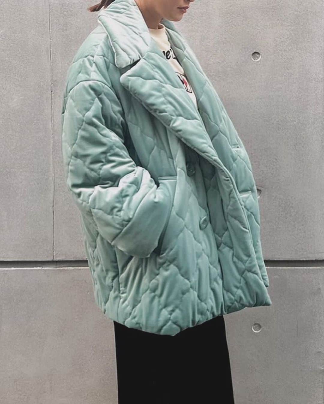 丸山敬太さんのインスタグラム写真 - (丸山敬太Instagram)「【 NEW ARRIVAL 】  ✔️ Quilting Velours Coat ブルー/マスタード  ¥165,000 (intax)  ー 📞 お問合せ先 🛒　ー  【丸山邸 MAISON de MARUYAMA 】 〒107-0062 東京都港区南⻘山4-25-10 TEL: 03- 3406-1935 MAIL: info-store@keitamaruyama.com  【 KEITAMARUYAMA 阪急うめだ本店 】 〒530-8350 大阪府大阪市北区角田町8番7号 TEL: 06-6313-0605 （直通）  【MAISON de MARUYAMA 神戸別邸 】 〒651-8511 神戸市中央区小野柄通8-1-8 🏬　　神戸阪急　新館3F （神戸国際会館側上りエスカレーターの目の前です） TEL：078-200-7317（直通）  #keitamaruyama #ケイタマルヤマ  #maisondemaruyama  #丸山邸 #神戸別邸 #阪急うめだ本店 #新作 #キルティングコート」11月26日 19時27分 - keitamaruyama_official