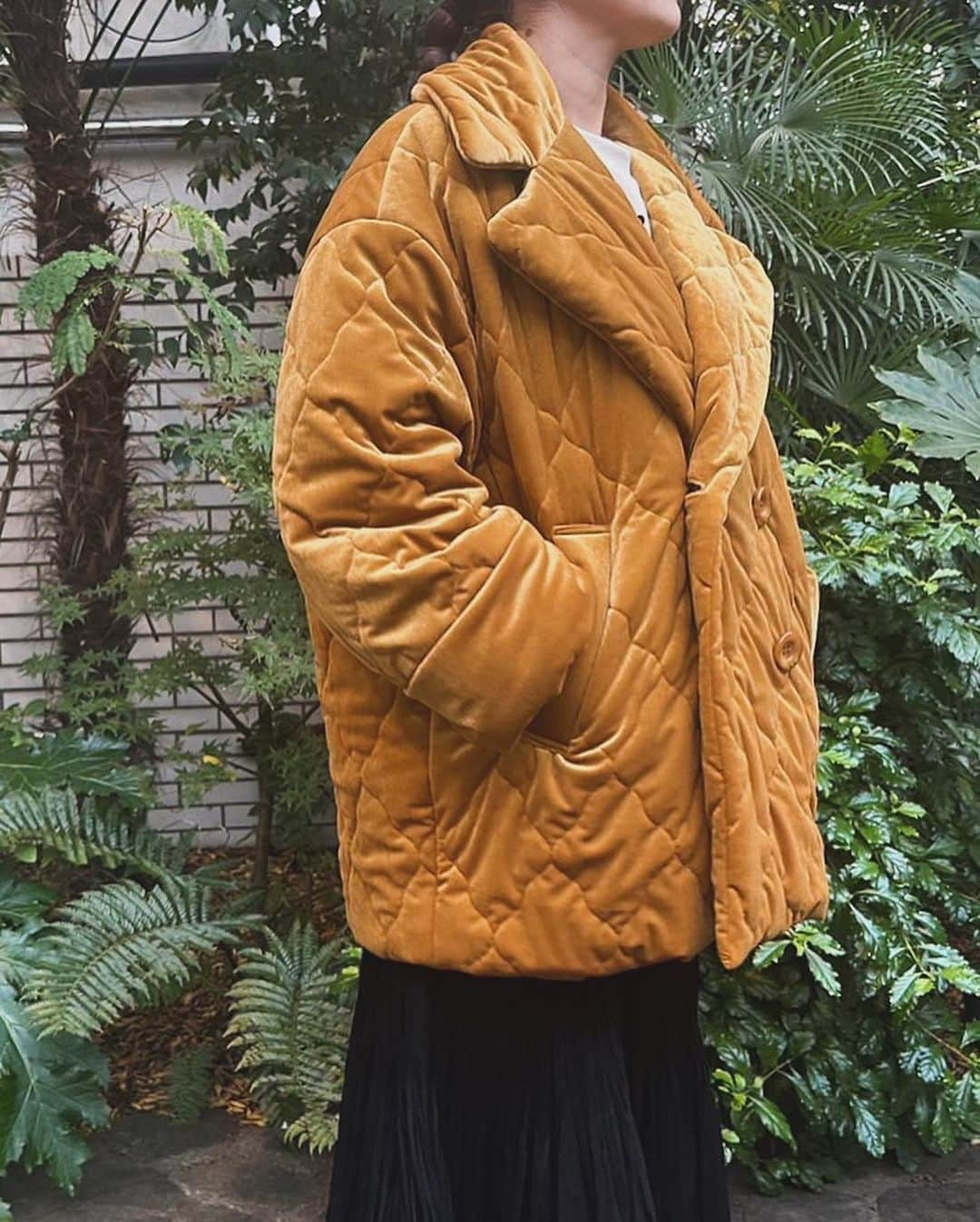 丸山敬太さんのインスタグラム写真 - (丸山敬太Instagram)「【 NEW ARRIVAL 】  ✔️ Quilting Velours Coat ブルー/マスタード  ¥165,000 (intax)  ー 📞 お問合せ先 🛒　ー  【丸山邸 MAISON de MARUYAMA 】 〒107-0062 東京都港区南⻘山4-25-10 TEL: 03- 3406-1935 MAIL: info-store@keitamaruyama.com  【 KEITAMARUYAMA 阪急うめだ本店 】 〒530-8350 大阪府大阪市北区角田町8番7号 TEL: 06-6313-0605 （直通）  【MAISON de MARUYAMA 神戸別邸 】 〒651-8511 神戸市中央区小野柄通8-1-8 🏬　　神戸阪急　新館3F （神戸国際会館側上りエスカレーターの目の前です） TEL：078-200-7317（直通）  #keitamaruyama #ケイタマルヤマ  #maisondemaruyama  #丸山邸 #神戸別邸 #阪急うめだ本店 #新作 #キルティングコート」11月26日 19時27分 - keitamaruyama_official