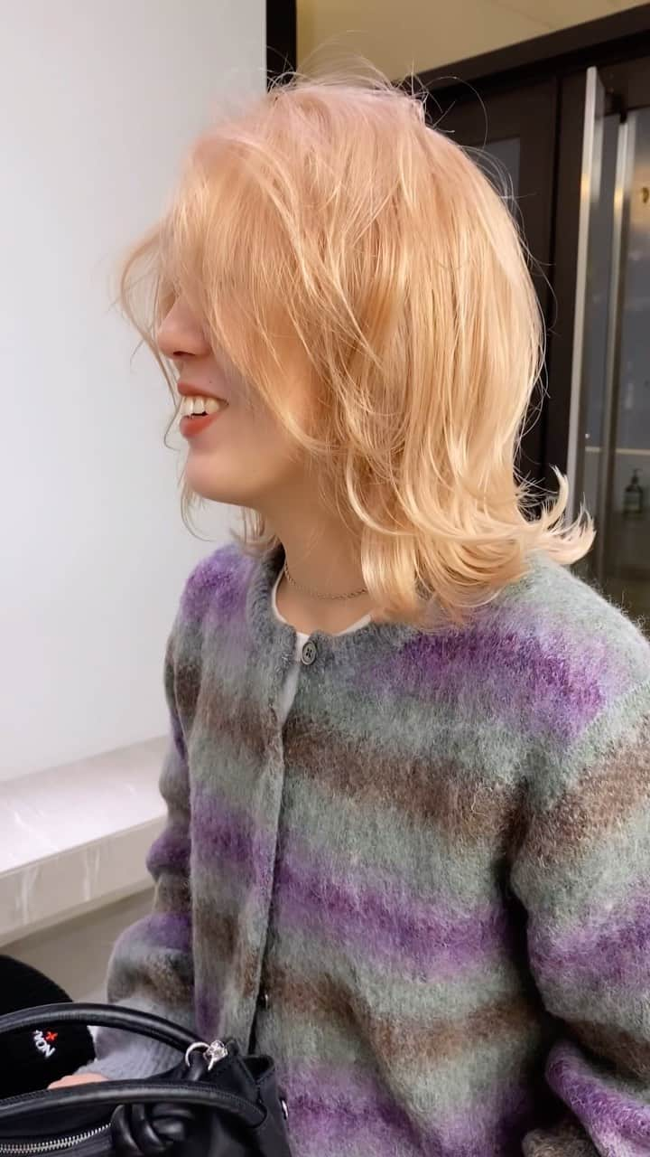 きぬがわひかるのインスタグラム：「〝pink  orange blond〟  ブロンドベースめちゃくちゃ人気です◎  ダメージレスに綺麗なblondを作ります👏🏻 ブロンドにその方に合う色を載せるだけで雰囲気が変わりますよ‼︎  #ブロンドヘアー#ブロンドカラー# #オレンジカラー#ピンクヘアー #ミルクティーベージュ#ミルクティーブラウン  #ハイトーンカラー」