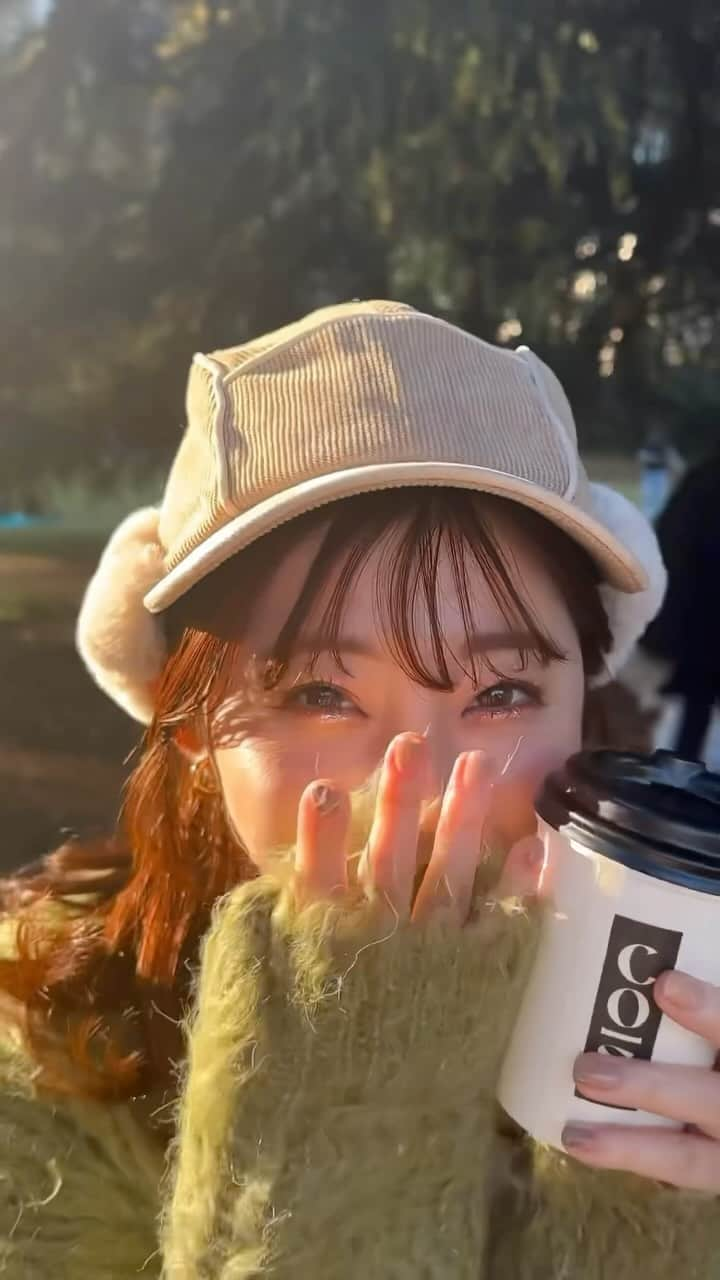 横田亜美のインスタグラム：「髪の毛伸びてきた？🌳 . 明日ヘアカラーするんだけど 何色にしようかな💇‍♀️💭 . . #新宿御苑 #新宿 #新宿御苑前 #新宿御苑前カフェ #公園デート #デート #公園 #ニット #カーディガンコーデ #カーディガン」