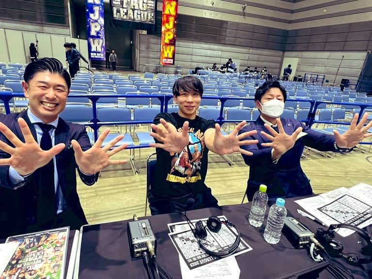 高橋大輔のインスタグラム：「本日、新日本プロレス  福島大会、実況でした🎤  解説・ミラノコレクションA.T.さん ゲスト・YOH選手  とご一緒させていただきました😊  ワールドタッグリーグも中盤戦👊 各チーム少しずつ明暗が分かれてきましたね‥  最後は3人で📸 「プロレス大好き〜」のポーズ（笑）  ご視聴いただきありがとうございました😌  #njwtl #njpwworld #njpw #新日本プロレス #プロレス #yoh選手 #ミラノコレクションat さん #実況 #髙橋大輔 #高橋大輔」