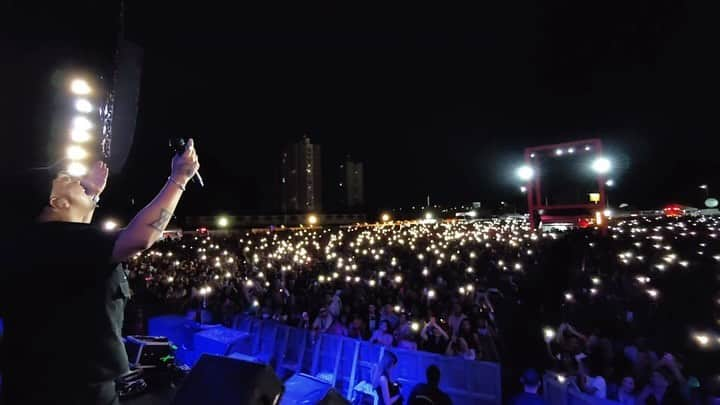 Sorriso Marotoのインスタグラム：「Que momento! 🥹 Um minuto de silêncio pra ouvir a turma de Teresina cantando ELA com a gente lá no @sambabrasilpiaui. Obrigado, foi especial demais! 🫶🏽」