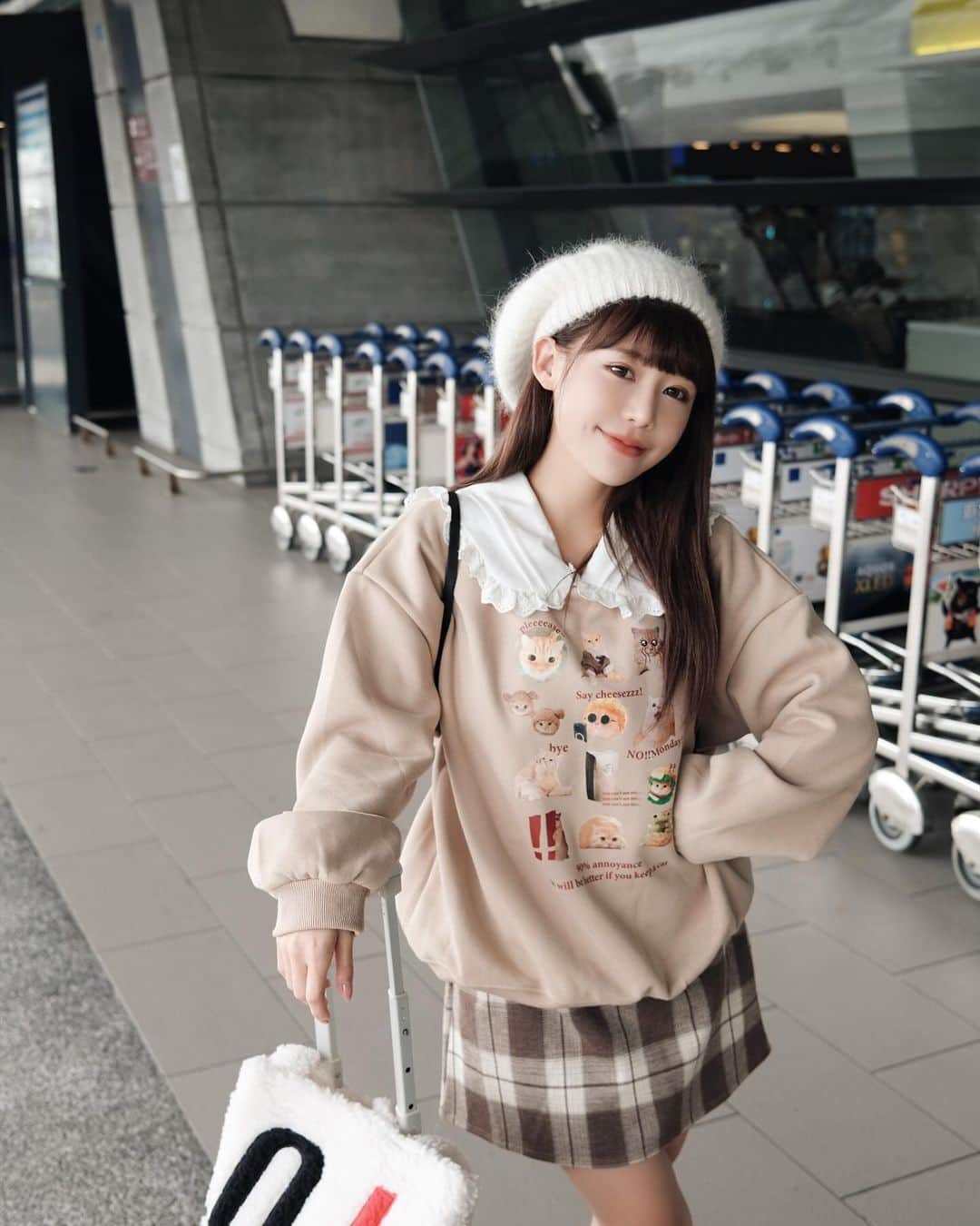 紀卜心のインスタグラム：「快閃香港工作48H🇭🇰 只帶登機箱搭飛機好不習慣 明明只有兩天一夜卻還是想帶足很多東西😂  #把握時間吃港式小點 #outfits 帽子衣裙 @space.picnic 又是可愛的 @a.jin20210807 聯名系列😻 鞋 #紀卜心kimixgracegift」