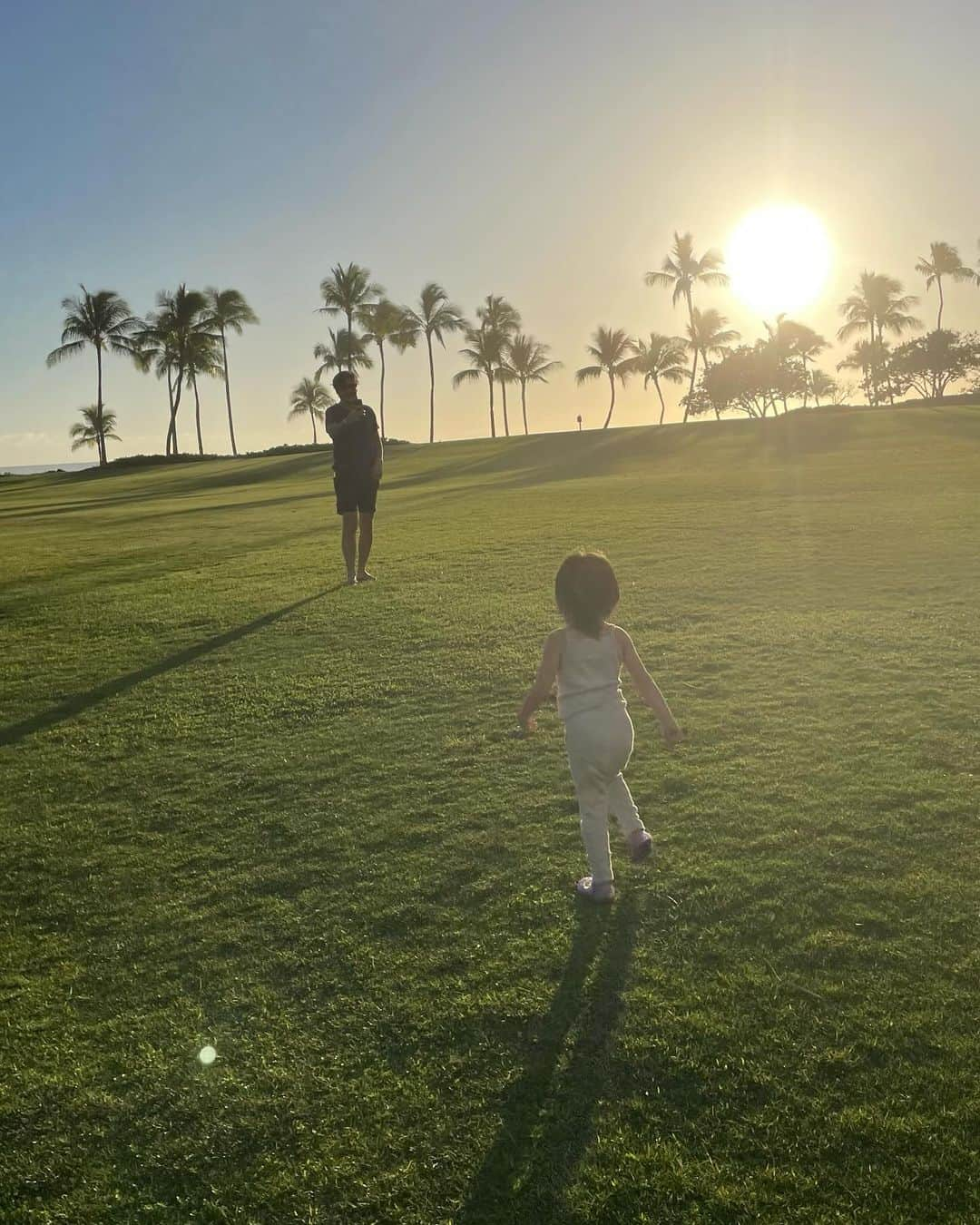 加藤章太郎さんのインスタグラム写真 - (加藤章太郎Instagram)「. Happy time 👶☀️🌴  #hawaiitrip #lovedaughter❤」11月26日 19時40分 - __shotaro__