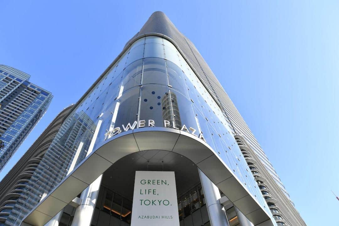 The Japan Timesさんのインスタグラム写真 - (The Japan TimesInstagram)「Mori Building’s new mixed-use complex in Tokyo, Azabudai Hills, is aiming to redefine city living by integrating extensive green spaces within a high-density urban area.  This reimagined “city within a city,” which opened in the capital's Minato Ward on Friday, will host approximately 20,000 office workers and 3,500 residents when fully occupied and is expected to welcome 30 million visitors per year.  Within this sprawling development is the main Mori JP Tower, which at 330 meters is now the tallest building in Japan and houses both residences and office spaces; the Keio University Center for Preventive Medicine; the primary school campus of the British School in Tokyo; the relocated teamLab Borderless Digital Museum; and two tall residence towers.  The project boasts about 24,000 sq. meters of green space, with the central area spanning approximately 6,000 sq. meters. The structures and landscape design, developed by U.K. firm Heatherwick Studio, showcase a range of plant species, with more than 320 different types planned for the area. Read more with the link in our bio.  📸: @louise.claire.wagner  #azabudaihills #tokyo #japan #moribuilding #architecture #design #HeatherwickStudio #teamlab #tokyoarchitecture #麻布台ヒルズ #東京 #建築 #森ビル #チームラボ #東京建築」11月26日 19時40分 - thejapantimes