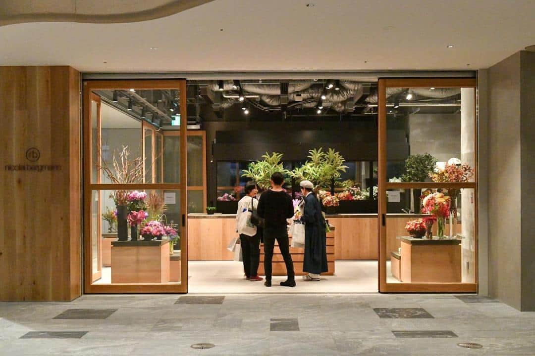 The Japan Timesさんのインスタグラム写真 - (The Japan TimesInstagram)「Mori Building’s new mixed-use complex in Tokyo, Azabudai Hills, is aiming to redefine city living by integrating extensive green spaces within a high-density urban area.  This reimagined “city within a city,” which opened in the capital's Minato Ward on Friday, will host approximately 20,000 office workers and 3,500 residents when fully occupied and is expected to welcome 30 million visitors per year.  Within this sprawling development is the main Mori JP Tower, which at 330 meters is now the tallest building in Japan and houses both residences and office spaces; the Keio University Center for Preventive Medicine; the primary school campus of the British School in Tokyo; the relocated teamLab Borderless Digital Museum; and two tall residence towers.  The project boasts about 24,000 sq. meters of green space, with the central area spanning approximately 6,000 sq. meters. The structures and landscape design, developed by U.K. firm Heatherwick Studio, showcase a range of plant species, with more than 320 different types planned for the area. Read more with the link in our bio.  📸: @louise.claire.wagner  #azabudaihills #tokyo #japan #moribuilding #architecture #design #HeatherwickStudio #teamlab #tokyoarchitecture #麻布台ヒルズ #東京 #建築 #森ビル #チームラボ #東京建築」11月26日 19時40分 - thejapantimes