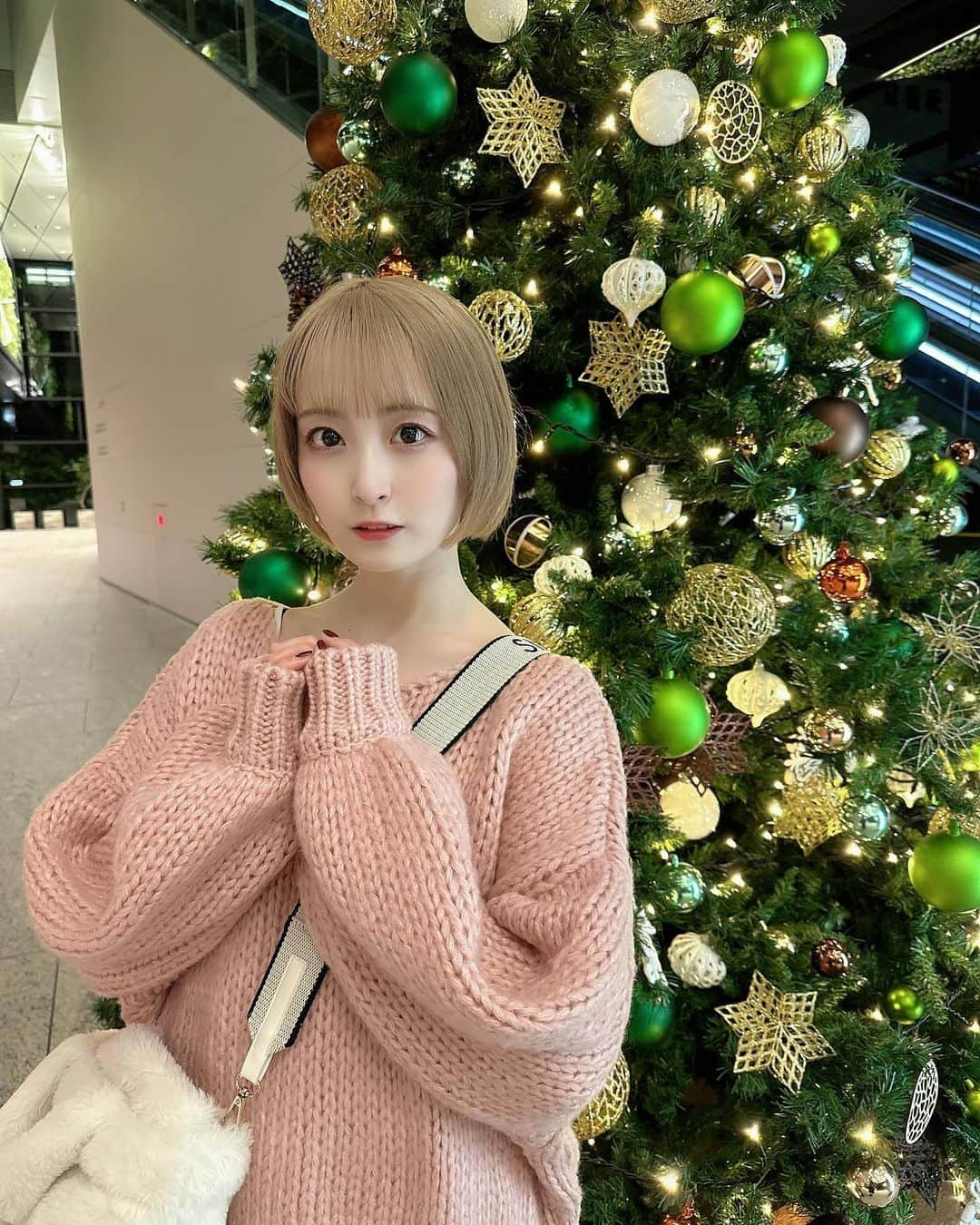 白井真緒のインスタグラム：「たまには可愛い系統の服も着ちゃいます🎄🧸 もこもこバッグかわいいでしょ〜  #クリスマス #xmas #冬服 #冬コーデ #ハイトーンボブ #ニットコーデ #snidel #こはくのふく」