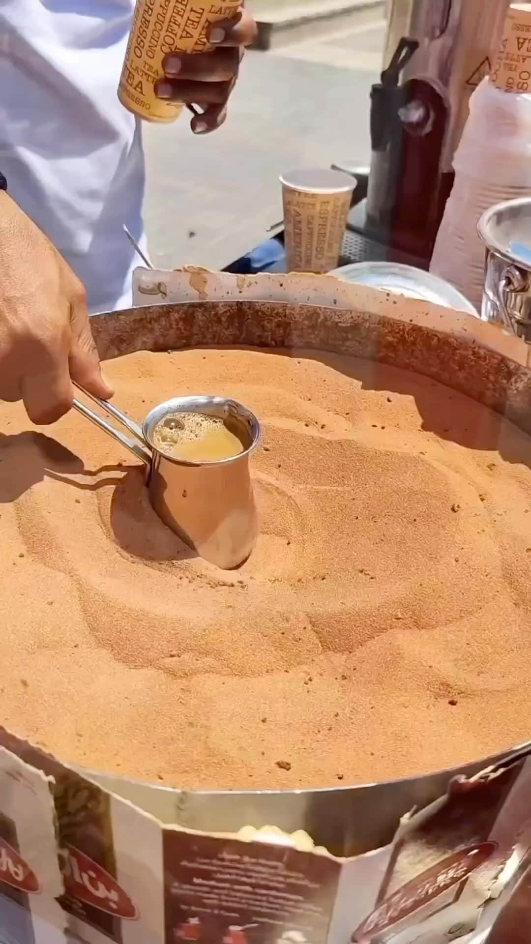 Awesome Wonderful Natureのインスタグラム：「This is how traditional Turkish coffee is made! ☕ 🤌🏼Have you tried it yet?  🎥: @muldarytegerda   #coffee #turkish #sand」