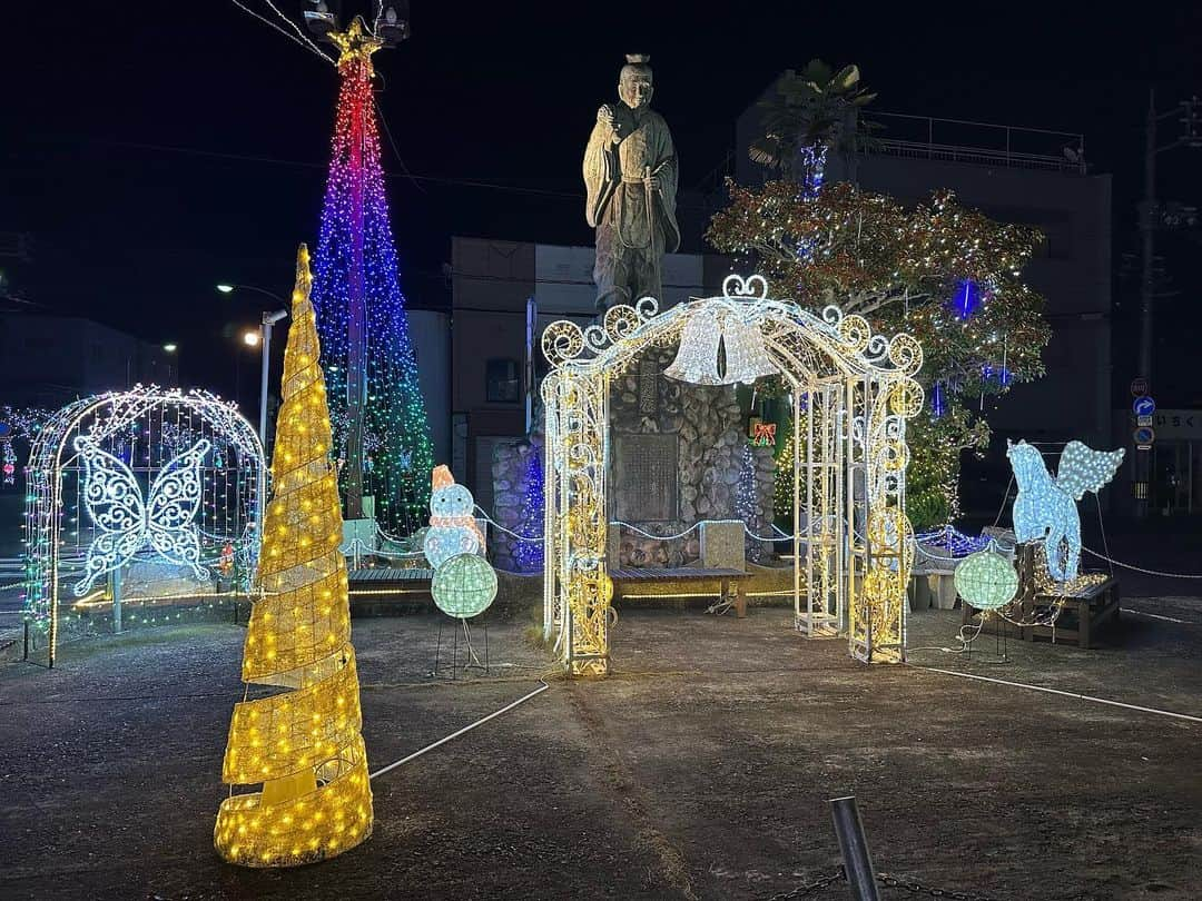 どさけんさんのインスタグラム写真 - (どさけんInstagram)「厚狭駅のイルミネーションへ！  新幹線口と在来口と両方きれい！  毎年、パワーアップしてるような！」11月26日 19時43分 - dosaken101