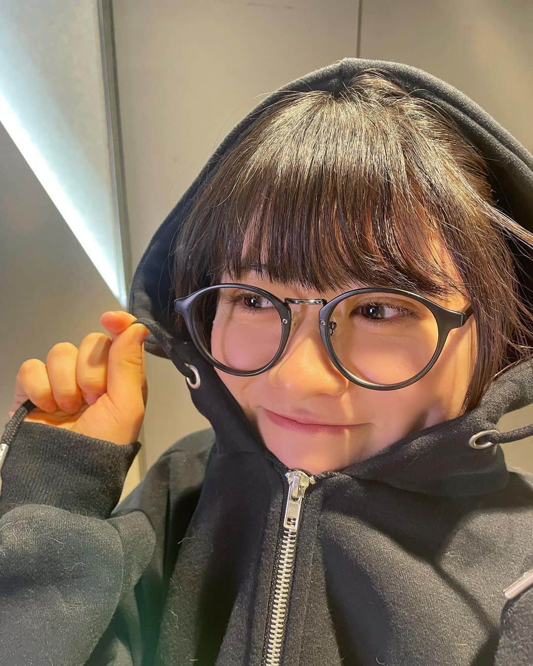 凛美のインスタグラム：「◡̈ ⁡ いつもは白多めだけど めずらしく黒私服だった日🎬 ⁡ 今日はおうちで大掃除しました！ みなさんも衣替えとかしましたか？ ⁡」