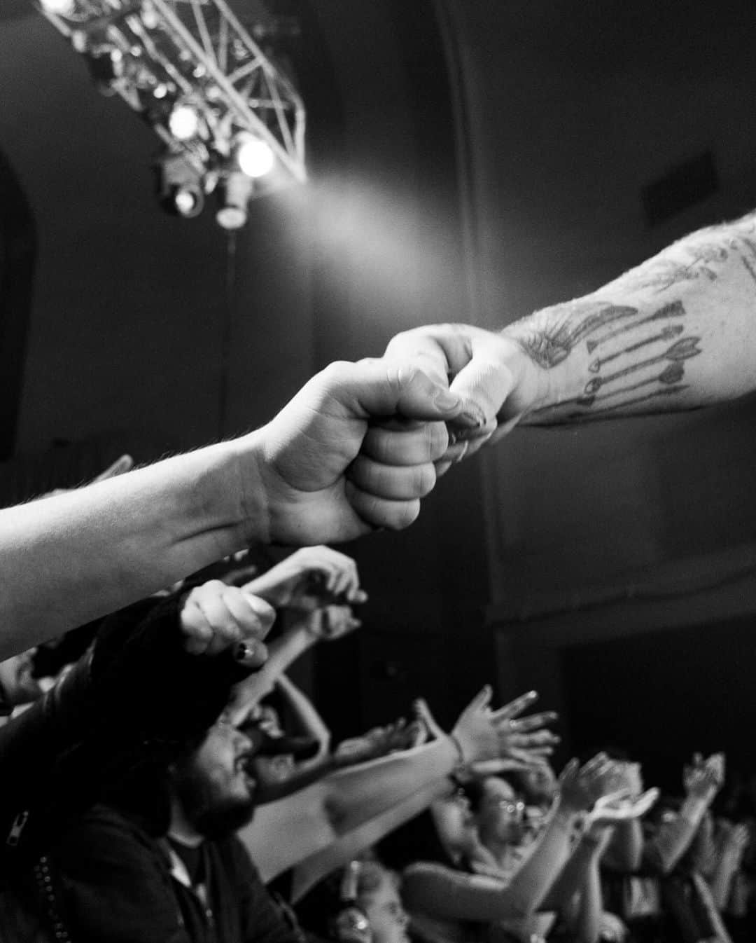 ロイヤル・ブラッドさんのインスタグラム写真 - (ロイヤル・ブラッドInstagram)「Had such a great time hanging out with you guys last night Albuquerque! 👊  See you tonight Phoenix !  📸 @directedbymad」11月27日 6時40分 - royalblooduk