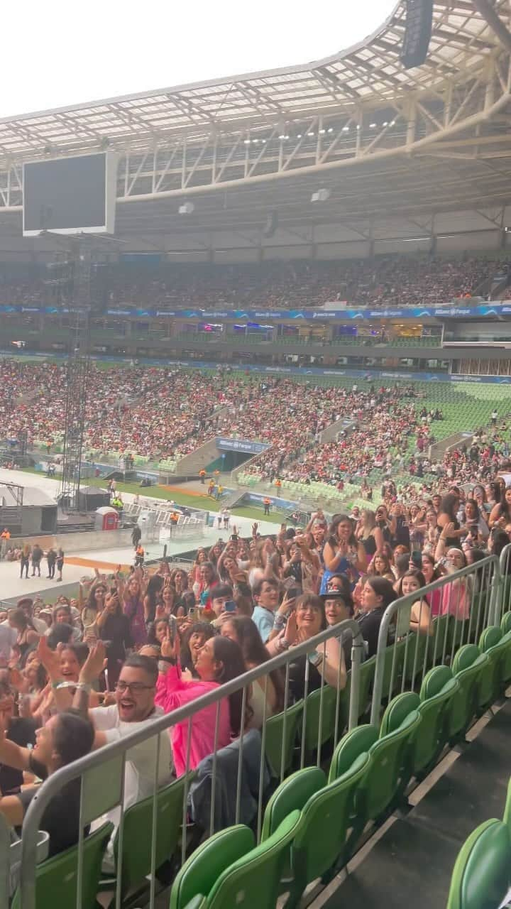 ポーラ・フェルナンデスのインスタグラム：「Cheguei, Allianz Parque! 💜」