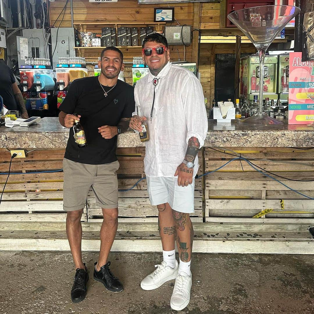 ホルヘ・リナレスのインスタグラム：「Nada más cabron que estar un rato en Puerto Rico con mi hermano a quien le doy LAS GRACIAS SIEMPRE. 🙌 Fue por el que me enamoré del boxeo cuando niño. Seguir sus pasos me hizo soñar en grandes cosas,  por una medalla olímpica o un título mundial. Gracias a mi padre, a mi familia y a tanto sacrificios logré no solo ser campeón mundial si no 4 veces y en 3 diferentes divisiones. CON DIOS TODO ES REAL Y POSIBLE. AMEN. La vida es bonita. #puertorico」