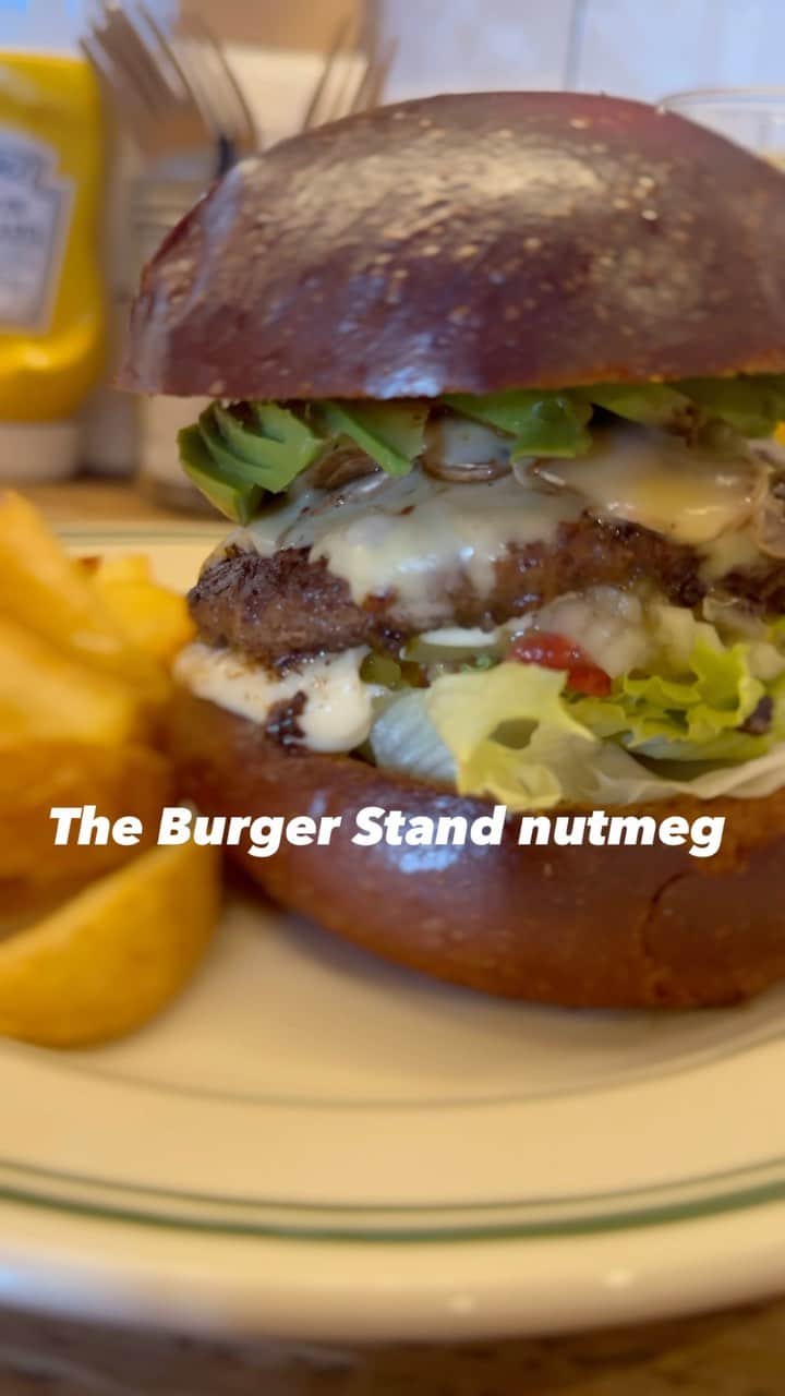 chiruのインスタグラム：「🍔hamburger食べたくなったら深井の【The Burger Stand nutmeg 】@nutmegtheburgerstand でしょ！って事で行ってきました。 またまた私は《🍔AVOCADO MUSHROOM CHEESE》を注文🤤yummy🤎  この日はオーナーの子🐕‍🦺パティちゃんのお友達のラッシュちゃんも居て、もぉキュンキュン❤️可愛すぎた  🍔美味しいし🐕‍🦺可愛いしで、お腹も心も満たされました❤︎ 次こそ《🍔PINE CHEESE》食べよ〜っと🤭 ・ ・ ・ The Burger Stand nutmeg 〒599-8271 大阪府堺市中区深井北町733-2 Tel: 072-247-7077 ・11:30~23:00 ( LO 22:30 )　月/水/金  ・11:30~16:00 ( LO 15:30 )　火/木  ・11:00~23:00 ( LO 22:30 )  土  ・11:00~22:00 ( LO 21:30 )  日/祝 定休日なし  #堺市#堺市グルメ#深井#深井グルメ#ハンバーガー#hamburger#🍔#ランチ#lunch#ちる0909外食記録#食べ歩き#食べログ#食べスタグラム#たべすたぐらむ#osaka#大阪グルメ#関西グルメ#ハンバーガーランチ#ハンバーガー部#犬好き#instagood#instalove」