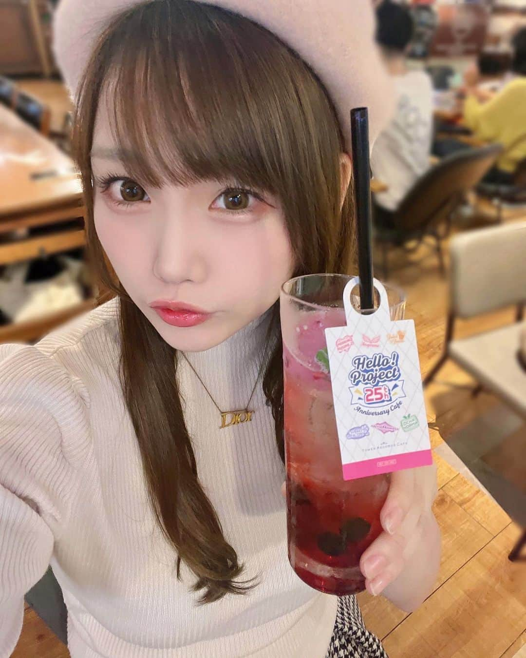 塚本舞さんのインスタグラム写真 - (塚本舞Instagram)「少し前になりますが、 ハロー！プロジェクト× TOWER RECORDS CAFE☕️ Hello! Project 25周年記念🎀コラボカフェに行ってきました🥰🫶  メンバー考案メニューは モーニング娘。'23💚踊れ！モーニングカレー(updated)🍛 Juice=Juice💛無邪気な顔で差し出すサイダー😔🍒 をいただきました🙏  ちあちゃん @chia_ysgl をお誘いしたのだけど ランダムトレカを一緒に開封したり、色々な映像などを見ながらヲタトークできて楽しかった♡  とはいえ、どこを見ても眼福すぎて落ち着かなかったです😂 集合ショットも圧巻でした✨✨  #ハロプロカフェ #ハロプロコラボカフェ」11月27日 8時00分 - maipuni