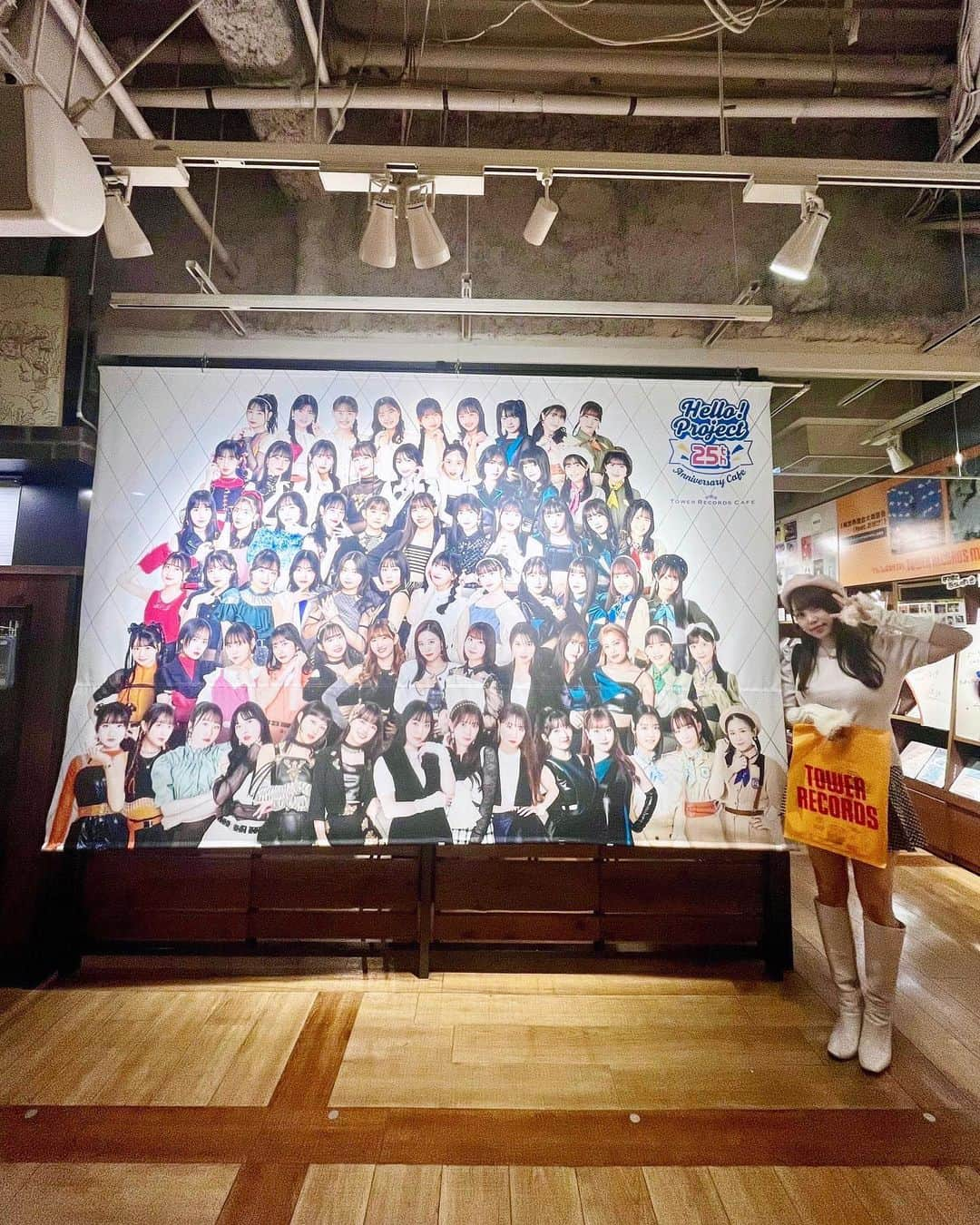 塚本舞さんのインスタグラム写真 - (塚本舞Instagram)「少し前になりますが、 ハロー！プロジェクト× TOWER RECORDS CAFE☕️ Hello! Project 25周年記念🎀コラボカフェに行ってきました🥰🫶  メンバー考案メニューは モーニング娘。'23💚踊れ！モーニングカレー(updated)🍛 Juice=Juice💛無邪気な顔で差し出すサイダー😔🍒 をいただきました🙏  ちあちゃん @chia_ysgl をお誘いしたのだけど ランダムトレカを一緒に開封したり、色々な映像などを見ながらヲタトークできて楽しかった♡  とはいえ、どこを見ても眼福すぎて落ち着かなかったです😂 集合ショットも圧巻でした✨✨  #ハロプロカフェ #ハロプロコラボカフェ」11月27日 8時00分 - maipuni