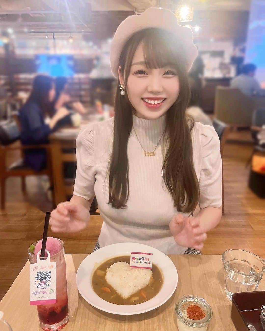 塚本舞さんのインスタグラム写真 - (塚本舞Instagram)「少し前になりますが、 ハロー！プロジェクト× TOWER RECORDS CAFE☕️ Hello! Project 25周年記念🎀コラボカフェに行ってきました🥰🫶  メンバー考案メニューは モーニング娘。'23💚踊れ！モーニングカレー(updated)🍛 Juice=Juice💛無邪気な顔で差し出すサイダー😔🍒 をいただきました🙏  ちあちゃん @chia_ysgl をお誘いしたのだけど ランダムトレカを一緒に開封したり、色々な映像などを見ながらヲタトークできて楽しかった♡  とはいえ、どこを見ても眼福すぎて落ち着かなかったです😂 集合ショットも圧巻でした✨✨  #ハロプロカフェ #ハロプロコラボカフェ」11月27日 8時00分 - maipuni