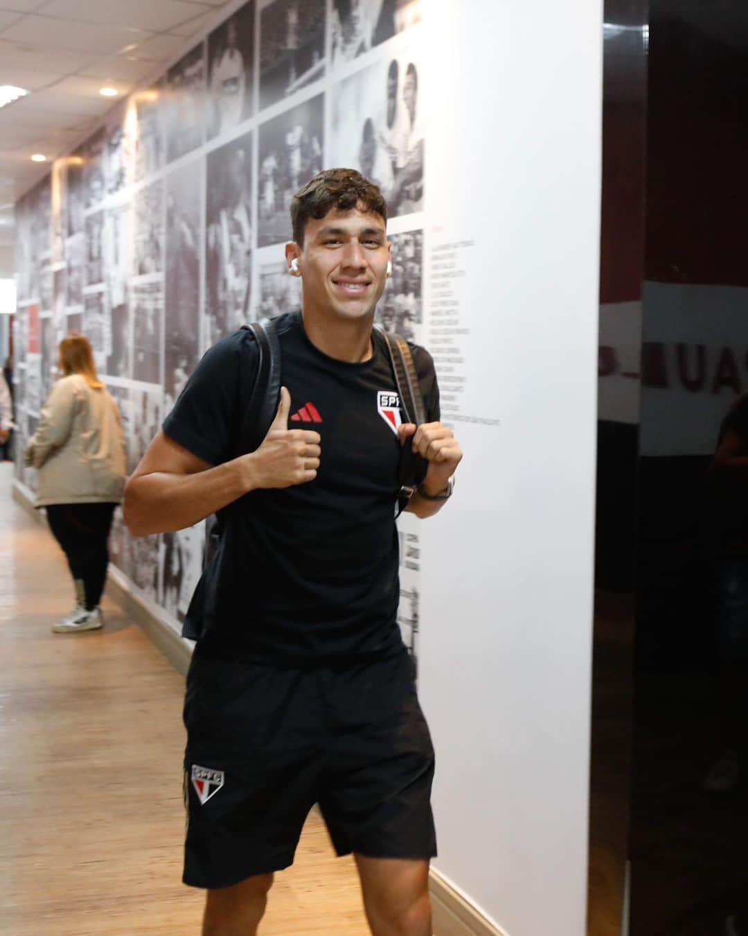 São Paulo FCさんのインスタグラム写真 - (São Paulo FCInstagram)「🏟️ Nossa delegação está em casa para o duelo deste domingo!  #VemProMorumbi #VamosSãoPaulo 🇾🇪  📸 Rubens Chiri / saopaulofc」11月27日 5時18分 - saopaulofc