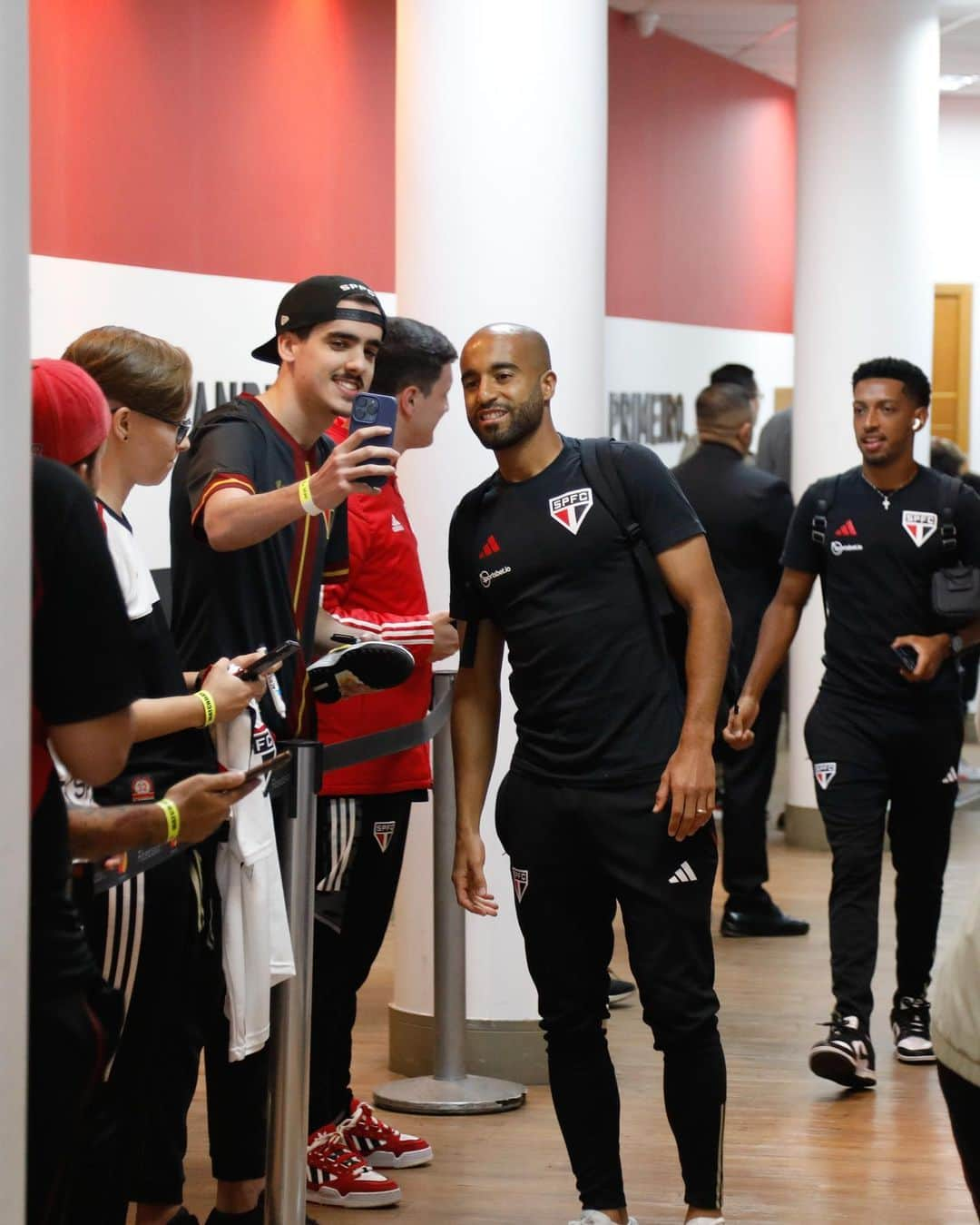 São Paulo FCさんのインスタグラム写真 - (São Paulo FCInstagram)「🏟️ Nossa delegação está em casa para o duelo deste domingo!  #VemProMorumbi #VamosSãoPaulo 🇾🇪  📸 Rubens Chiri / saopaulofc」11月27日 5時18分 - saopaulofc